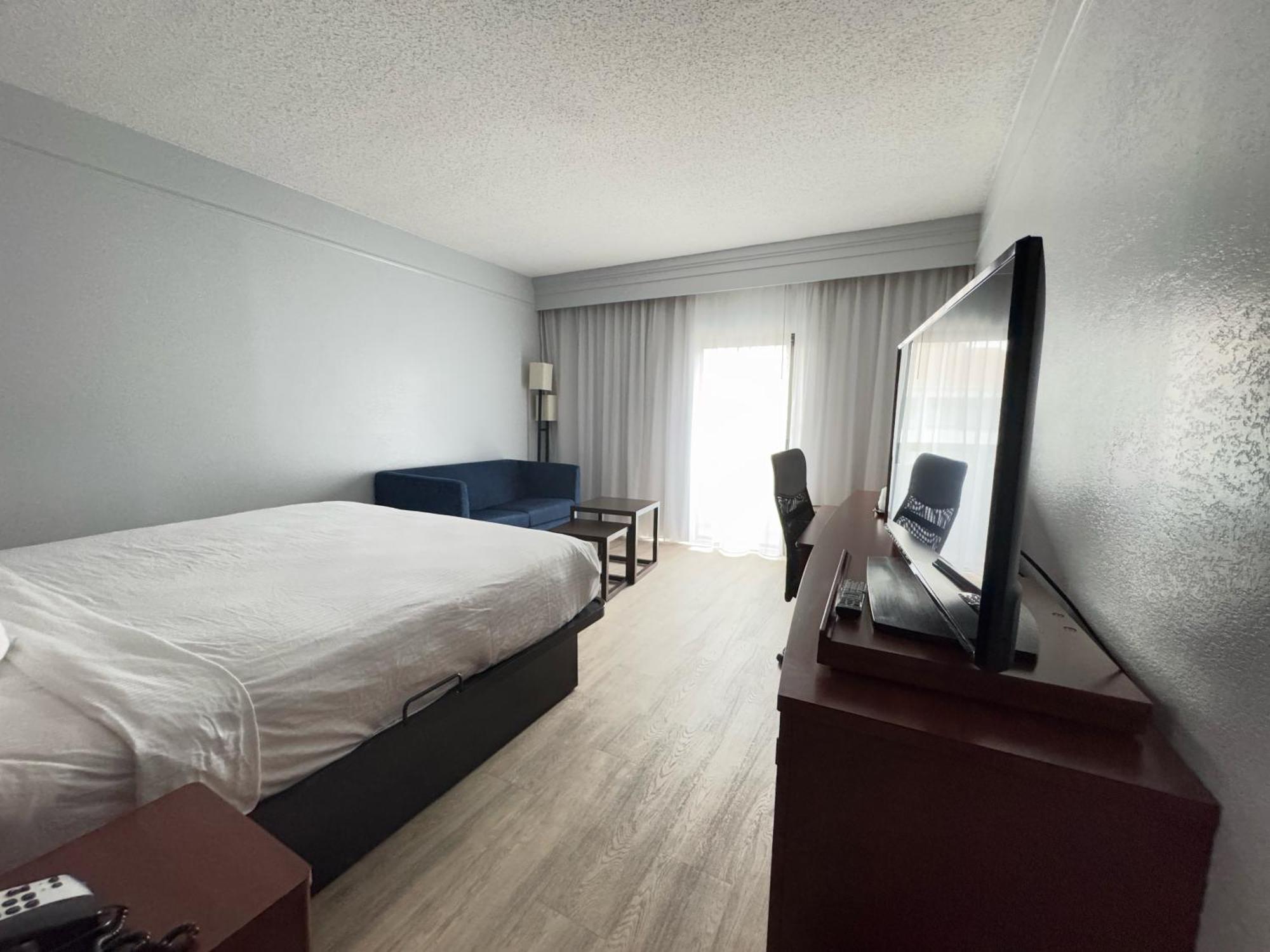 Super 8 By Wyndham Field Airport 2*