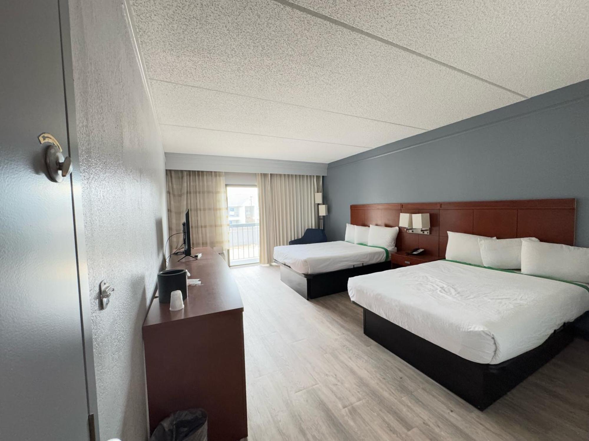 Super 8 By Wyndham Field Airport