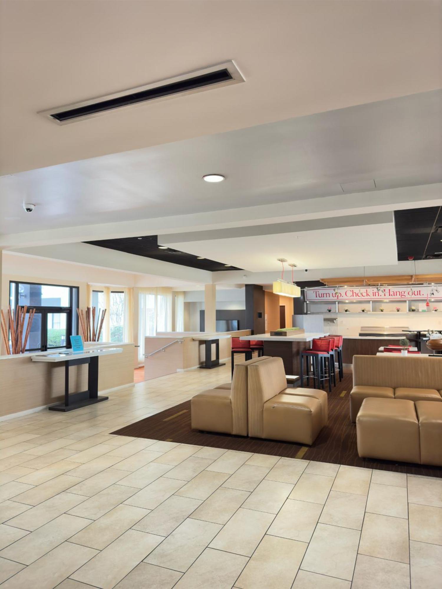 Super 8 By Wyndham Field Airport Hotel