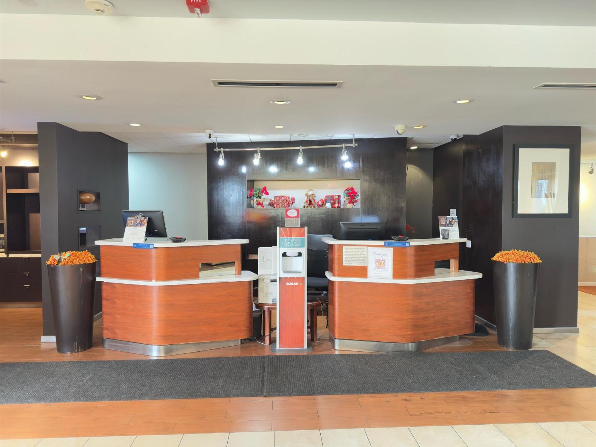 Super 8 By Wyndham Field Airport Hotel 2*