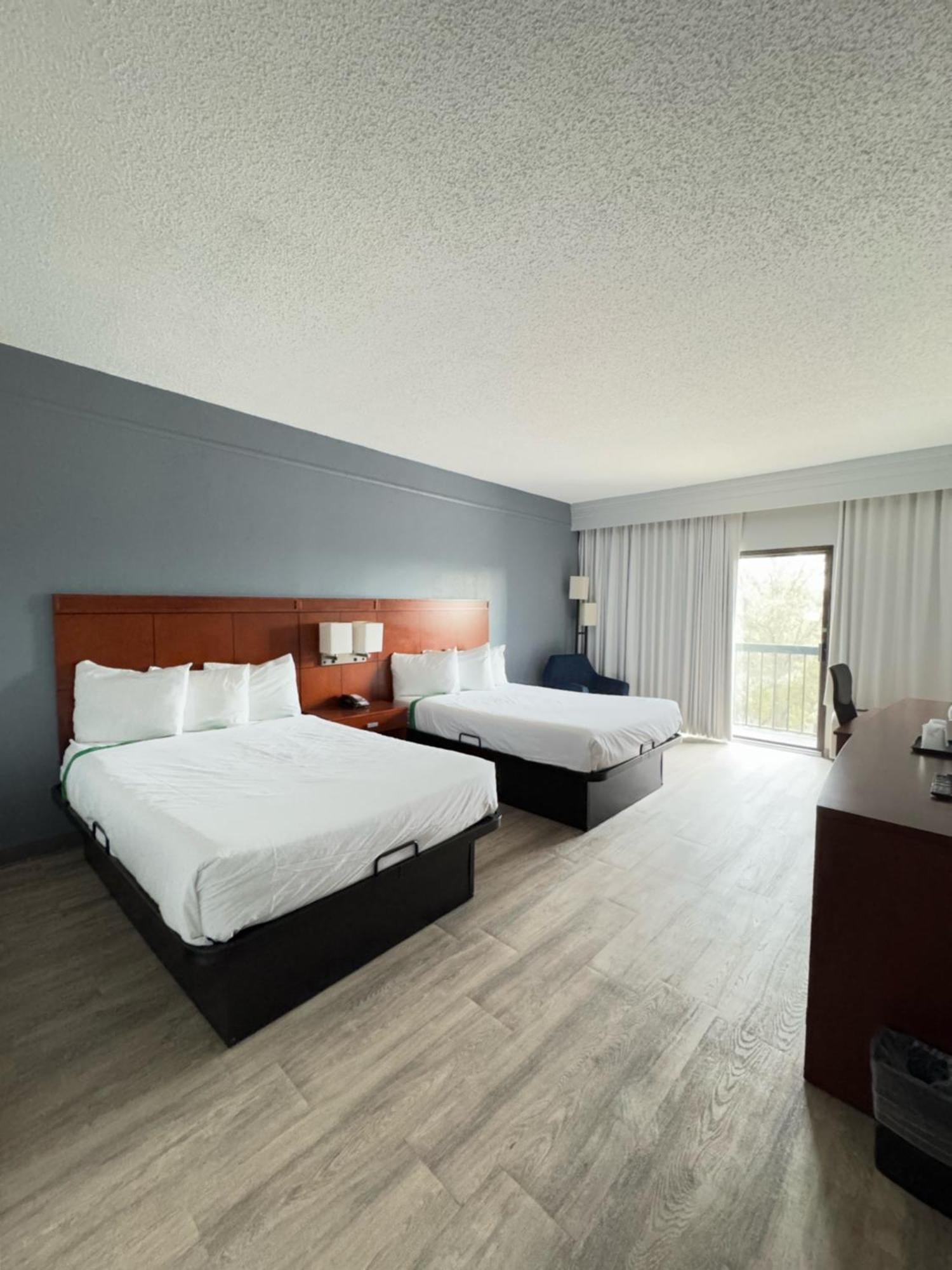 Super 8 By Wyndham Field Airport 2*