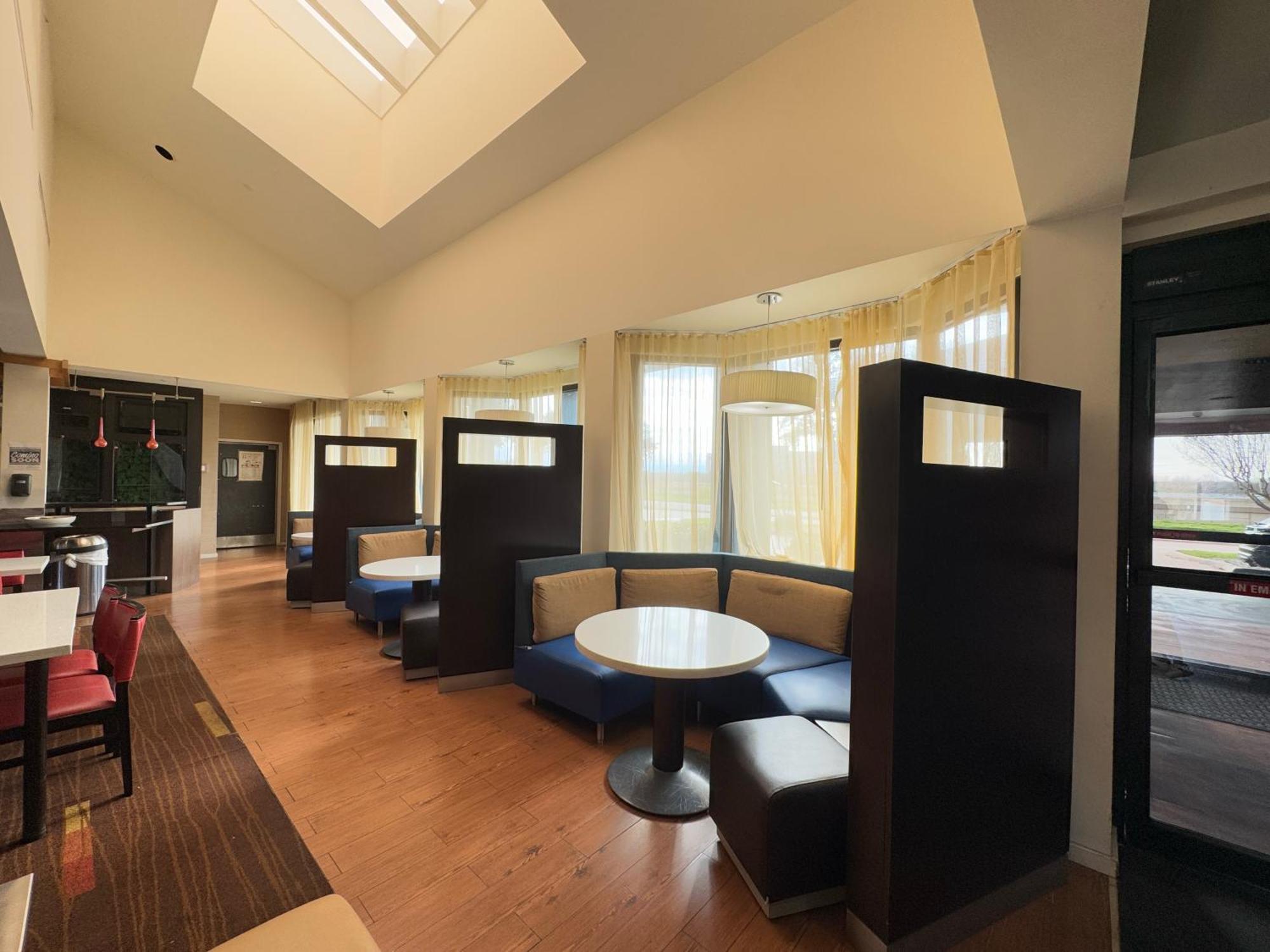 Super 8 By Wyndham Field Airport Hotel