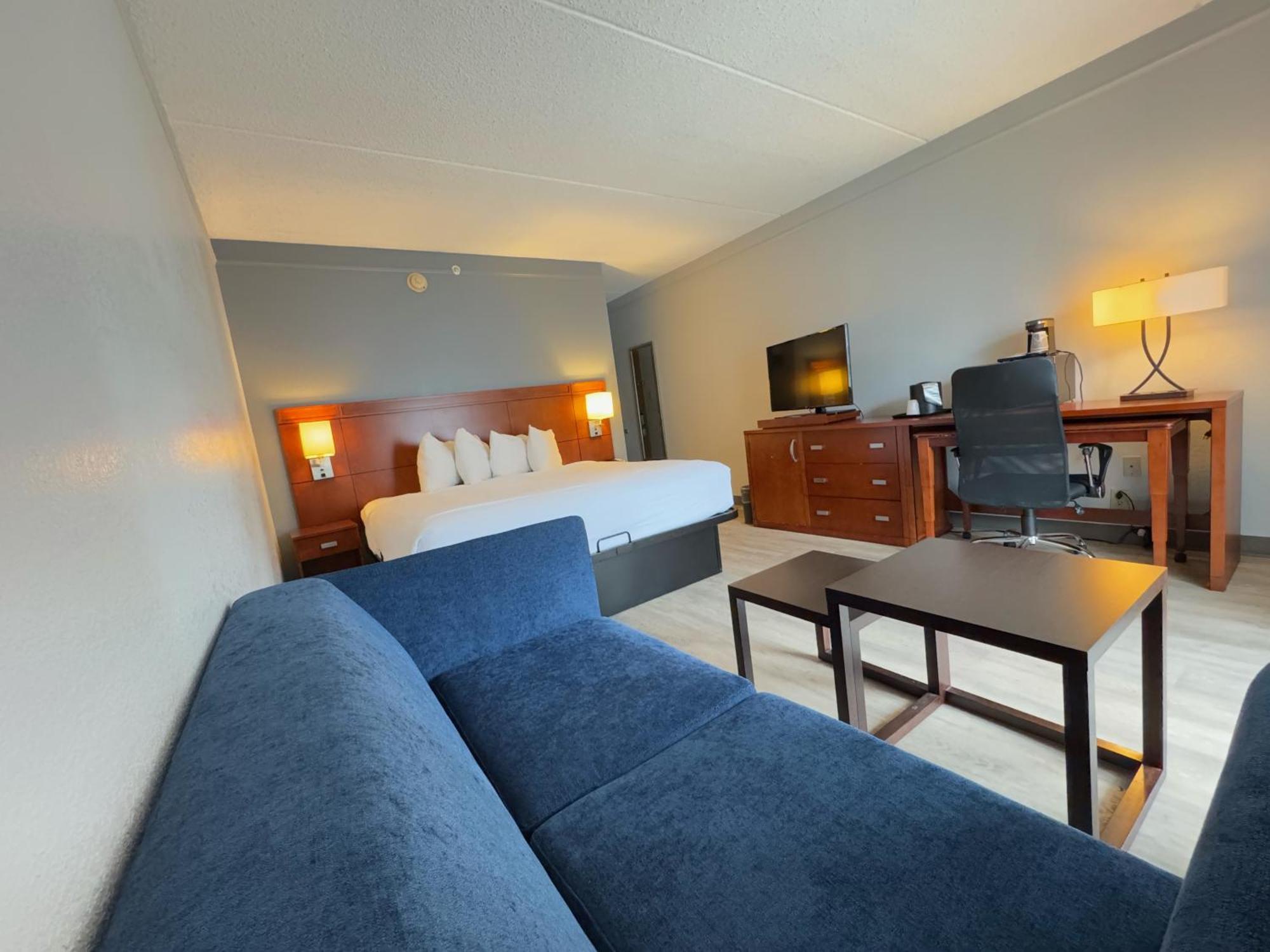 Super 8 By Wyndham Field Airport
