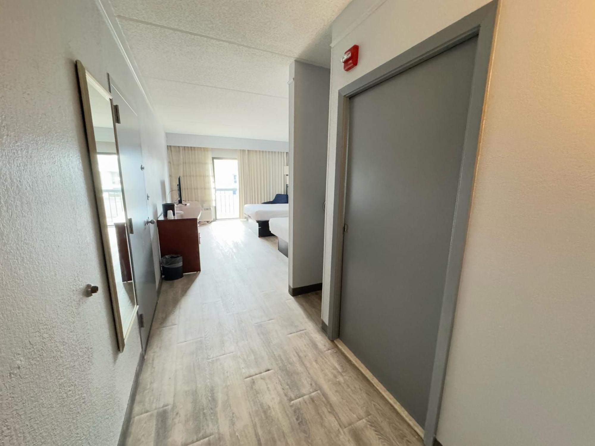 Super 8 By Wyndham Field Airport Hotel