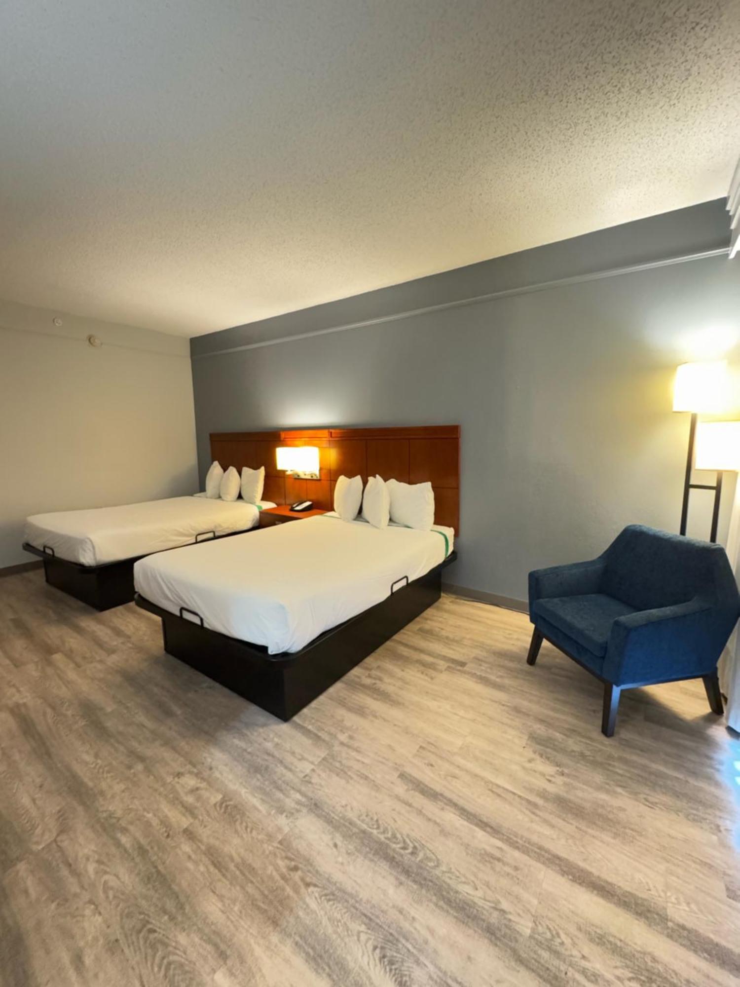 Hotel Super 8 By Wyndham Field Airport