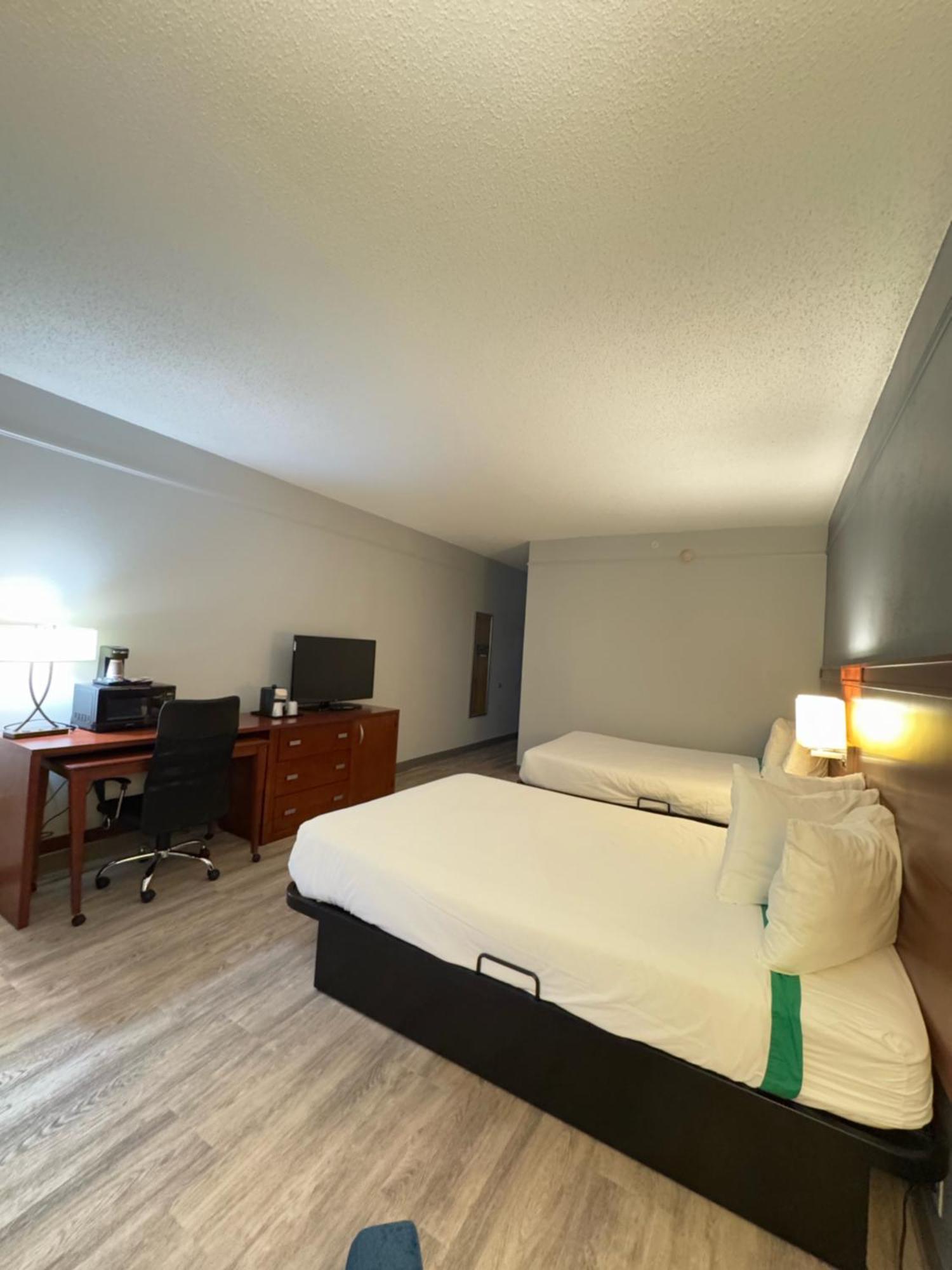 Super 8 By Wyndham Field Airport Hotel 2*