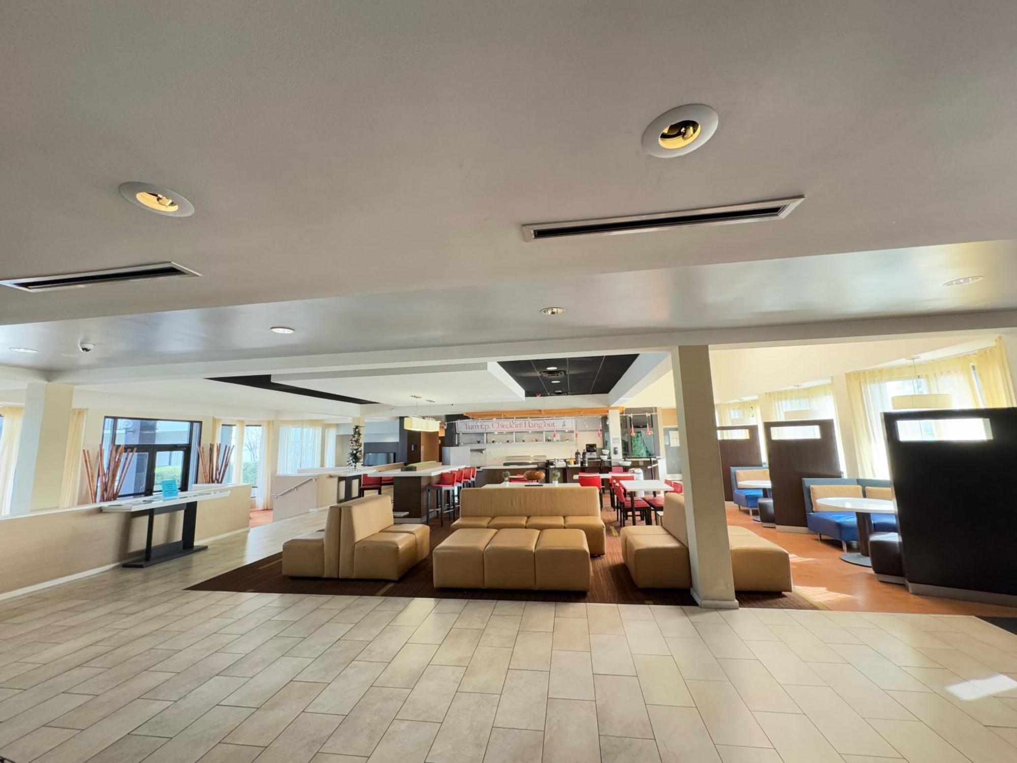Hotel Super 8 By Wyndham Field Airport 2*