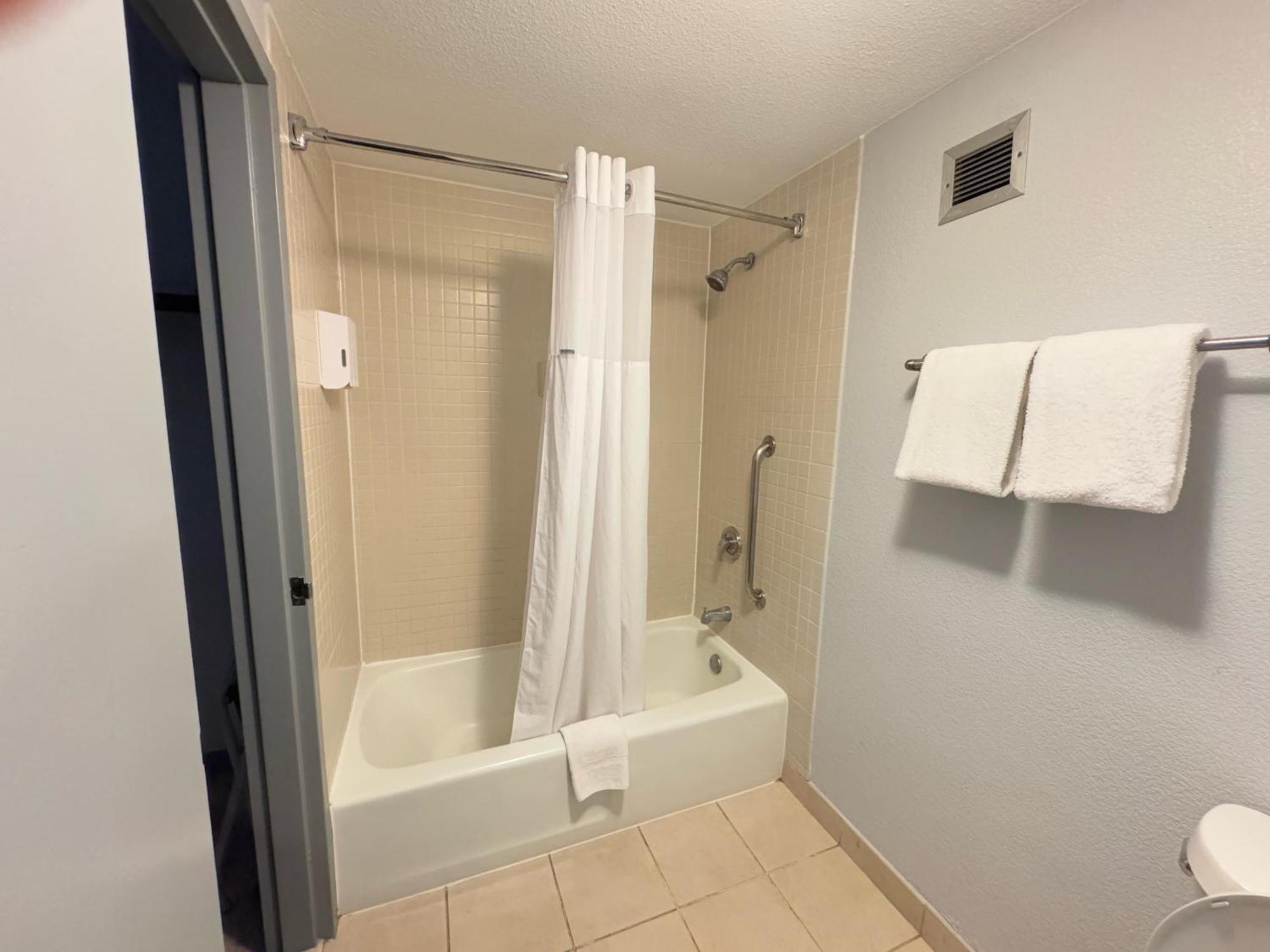 Super 8 By Wyndham Field Airport 2*