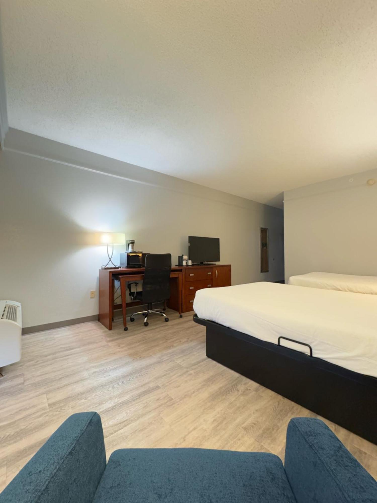 Super 8 By Wyndham Field Airport Hotel