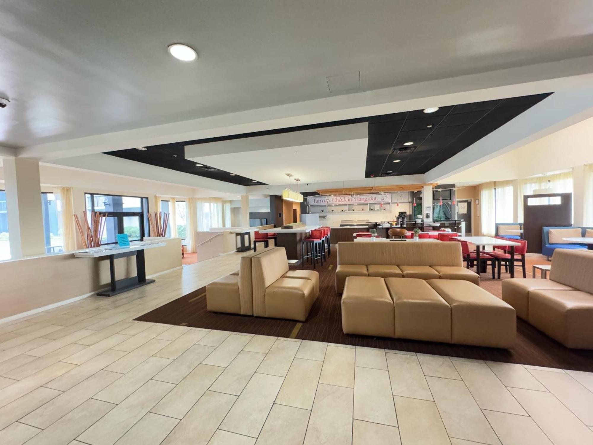 Hotel Super 8 By Wyndham Field Airport