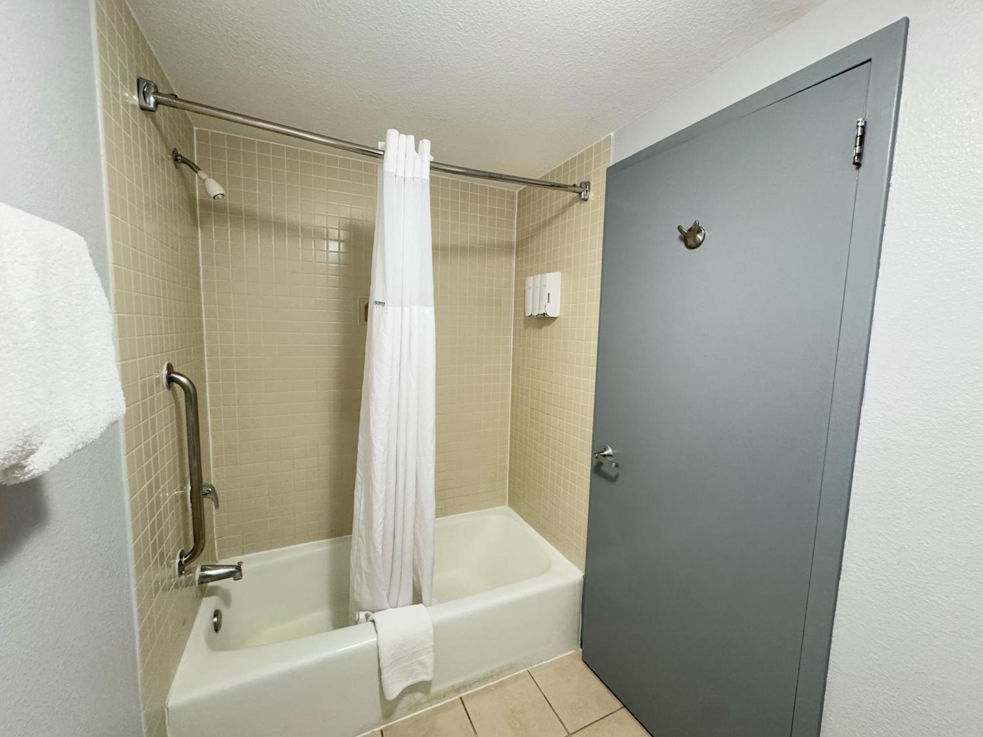 Hotel Super 8 By Wyndham Field Airport 2*