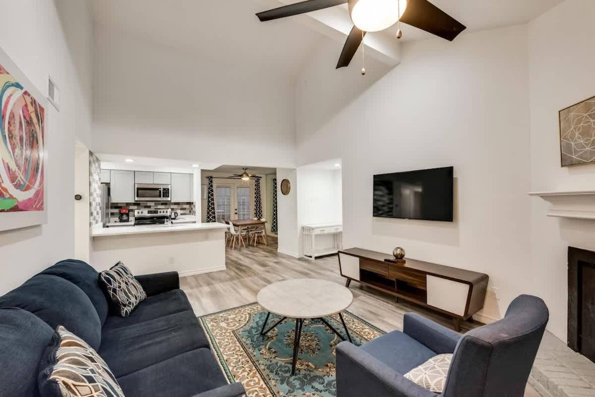 Modern 2-bedroom, 2-bath In Apartment *