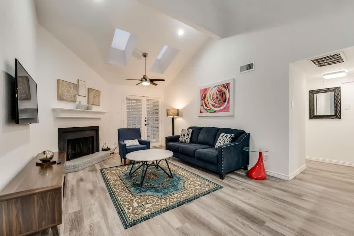 Modern 2-bedroom, 2-bath In Apartment Dallas