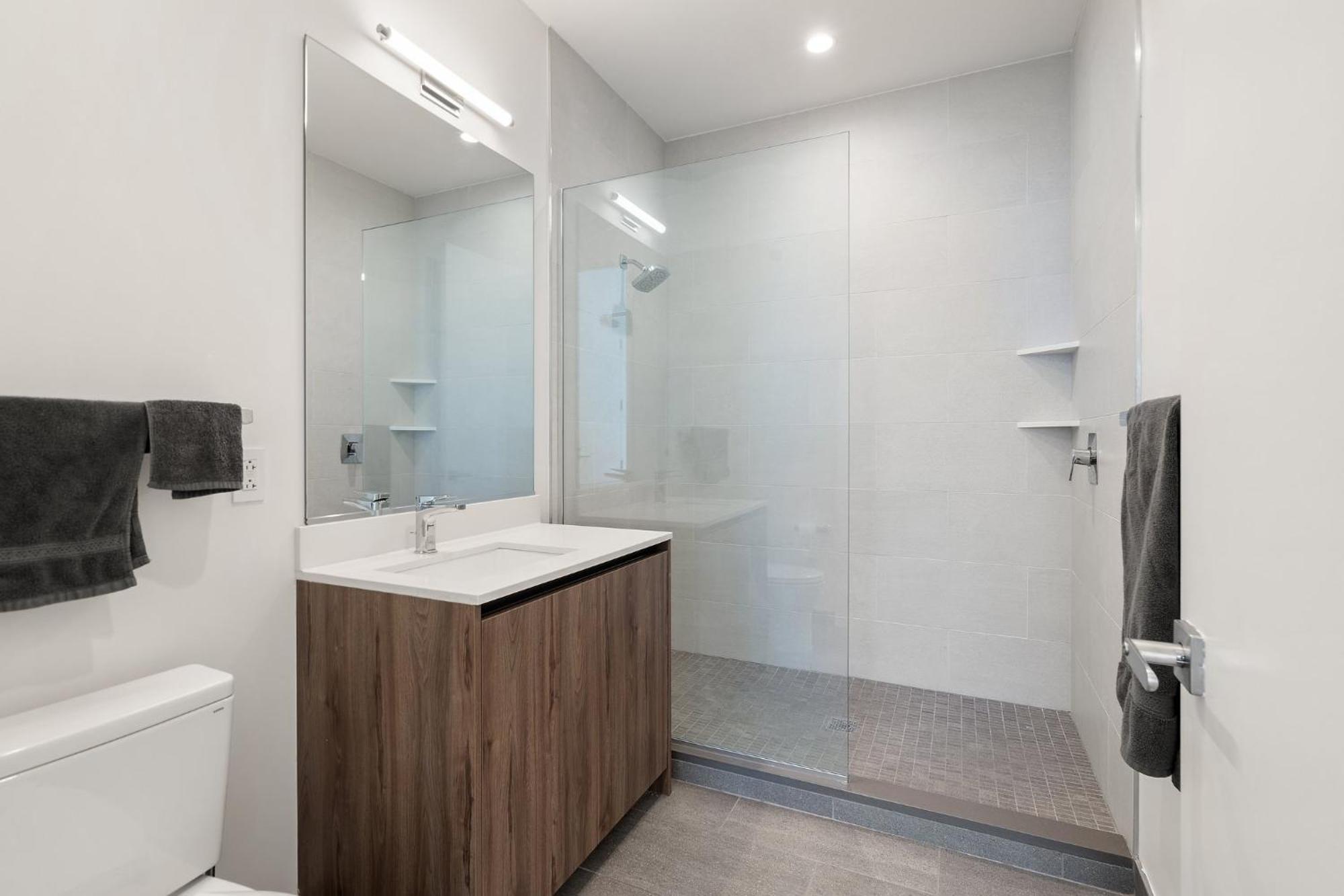 Luxurious Penthouse With Stunning Views *