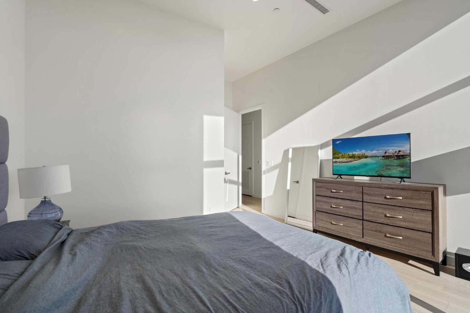 Luxurious Penthouse With Stunning Views *
