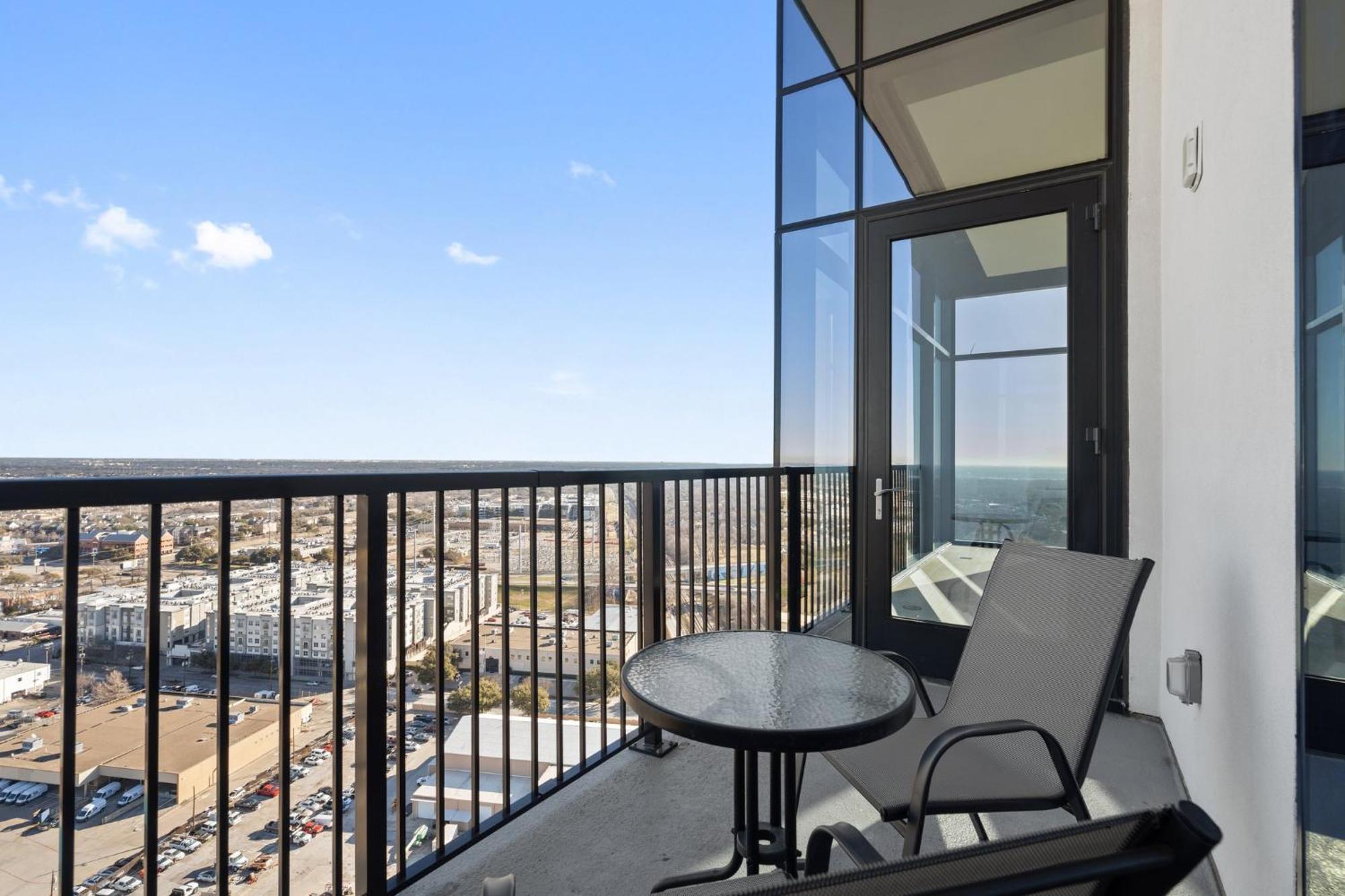 Luxurious Penthouse With Stunning Views *