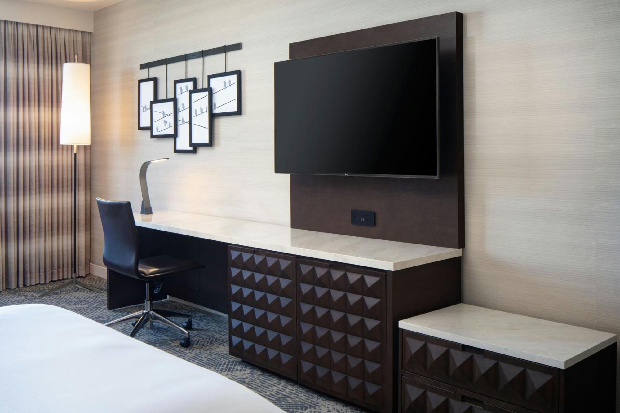 Renaissance Hotel 4*