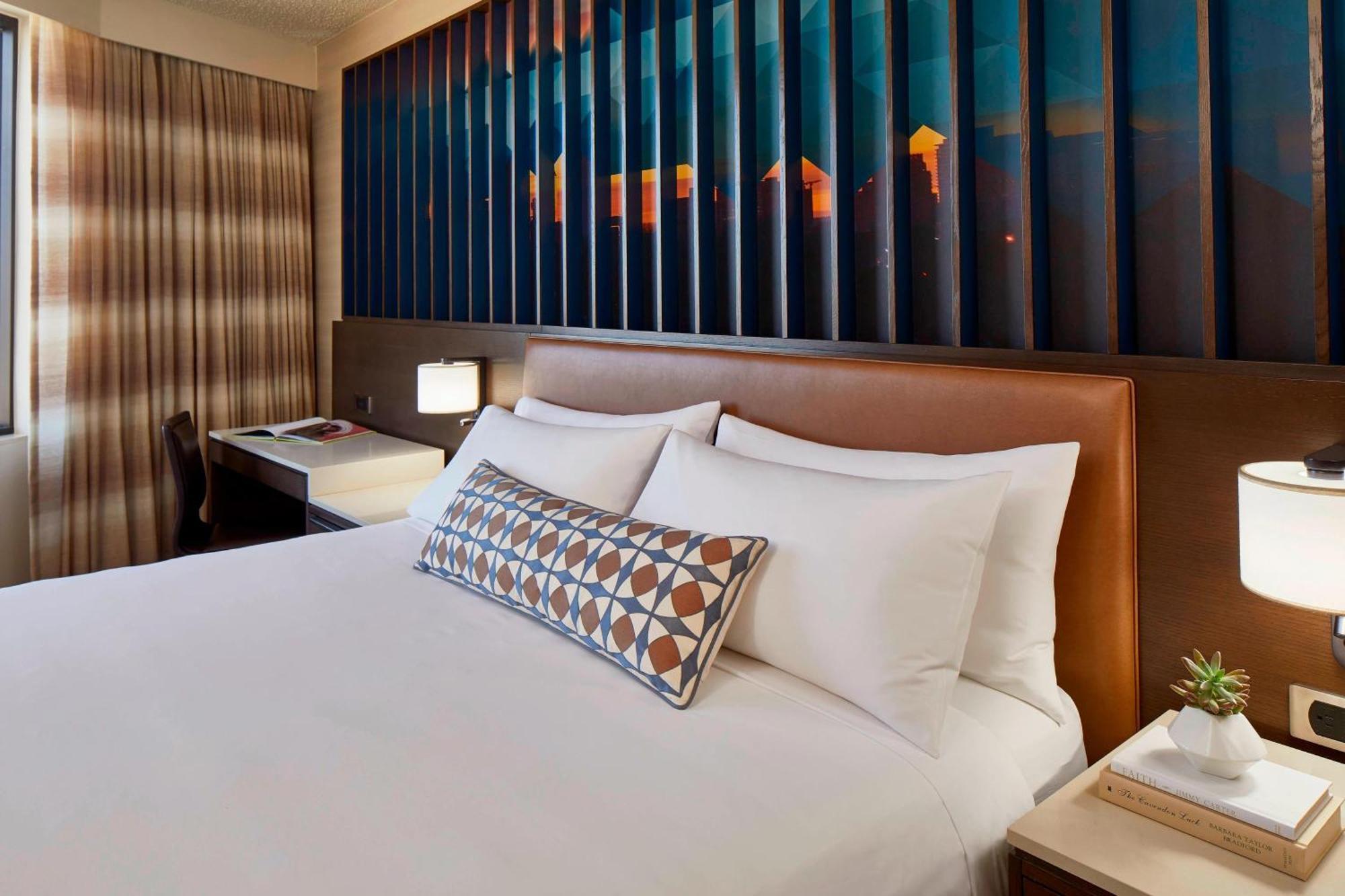 Renaissance Hotel 4*