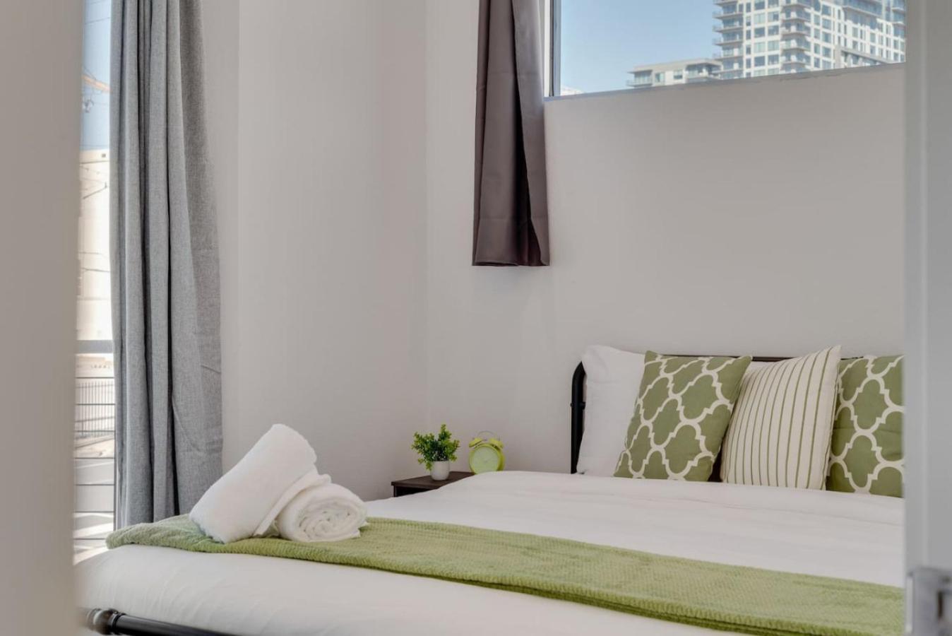Urban 2br I Parking I King Bed I Workspace Apartment