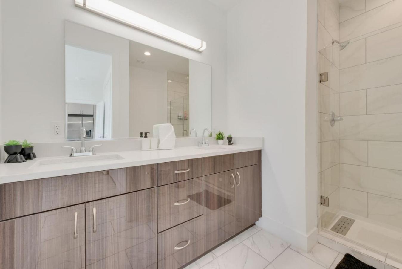 Apartment Metro Sky 2br I Parking I King Bed I Workspace Dallas