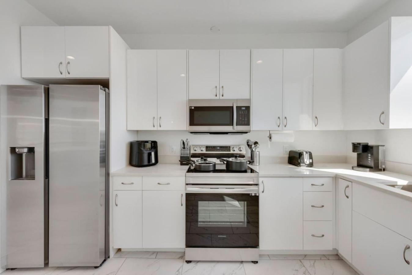 Metro Sky 2br I Parking I King Bed I Workspace Apartment Dallas