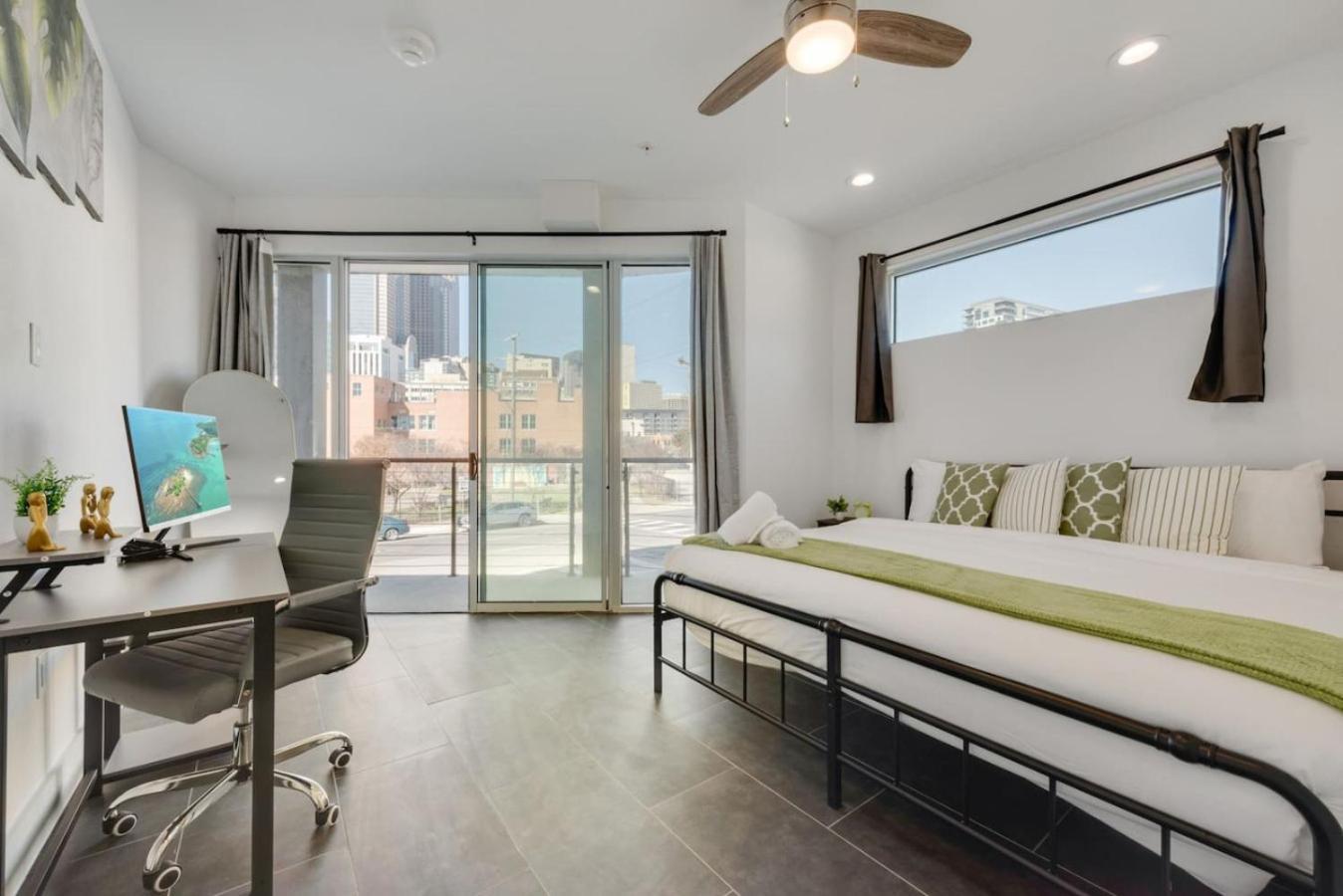 Urban 2br I Parking I King Bed I Workspace Apartment