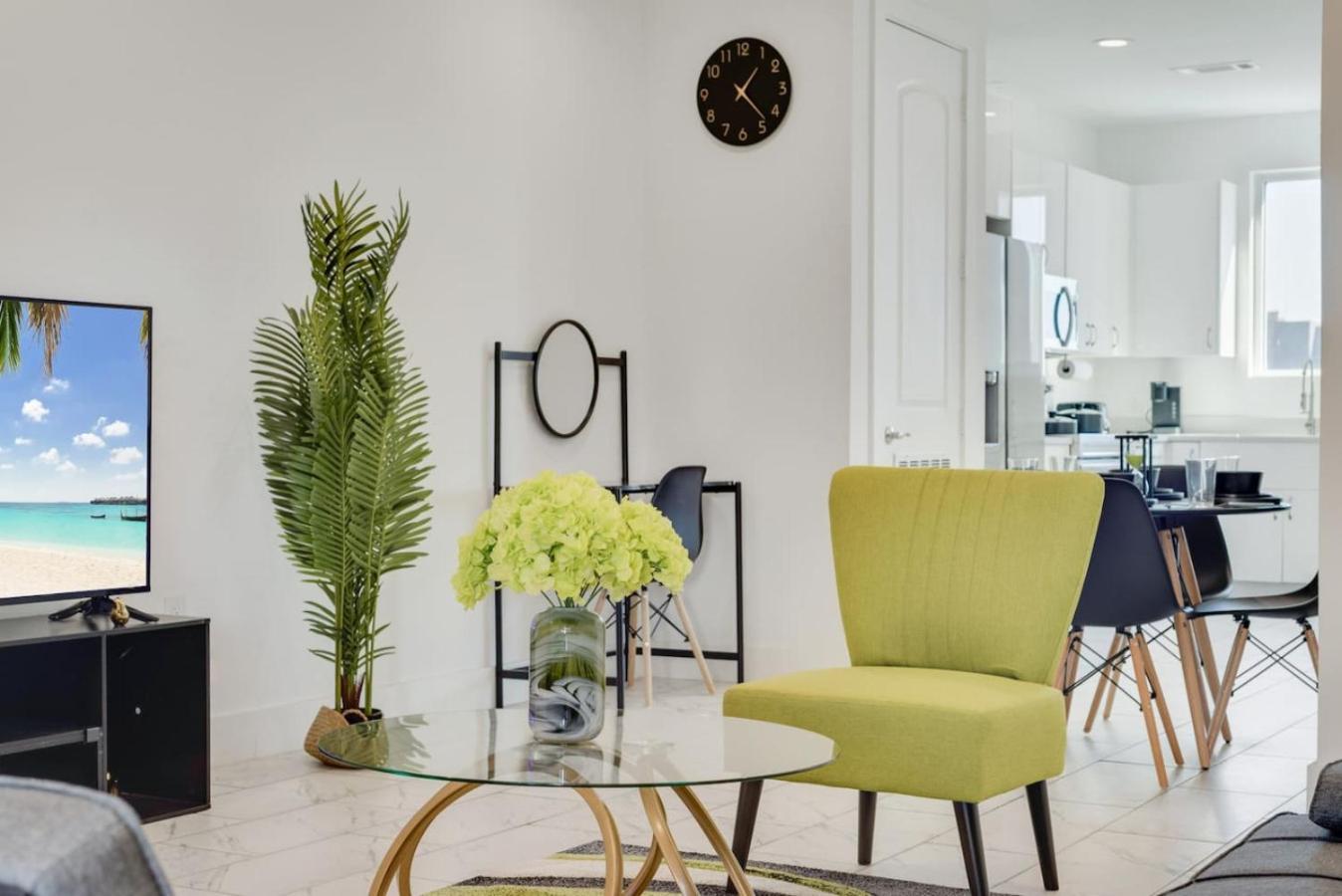 Apartment Metro Sky 2br I Parking I King Bed I Workspace *