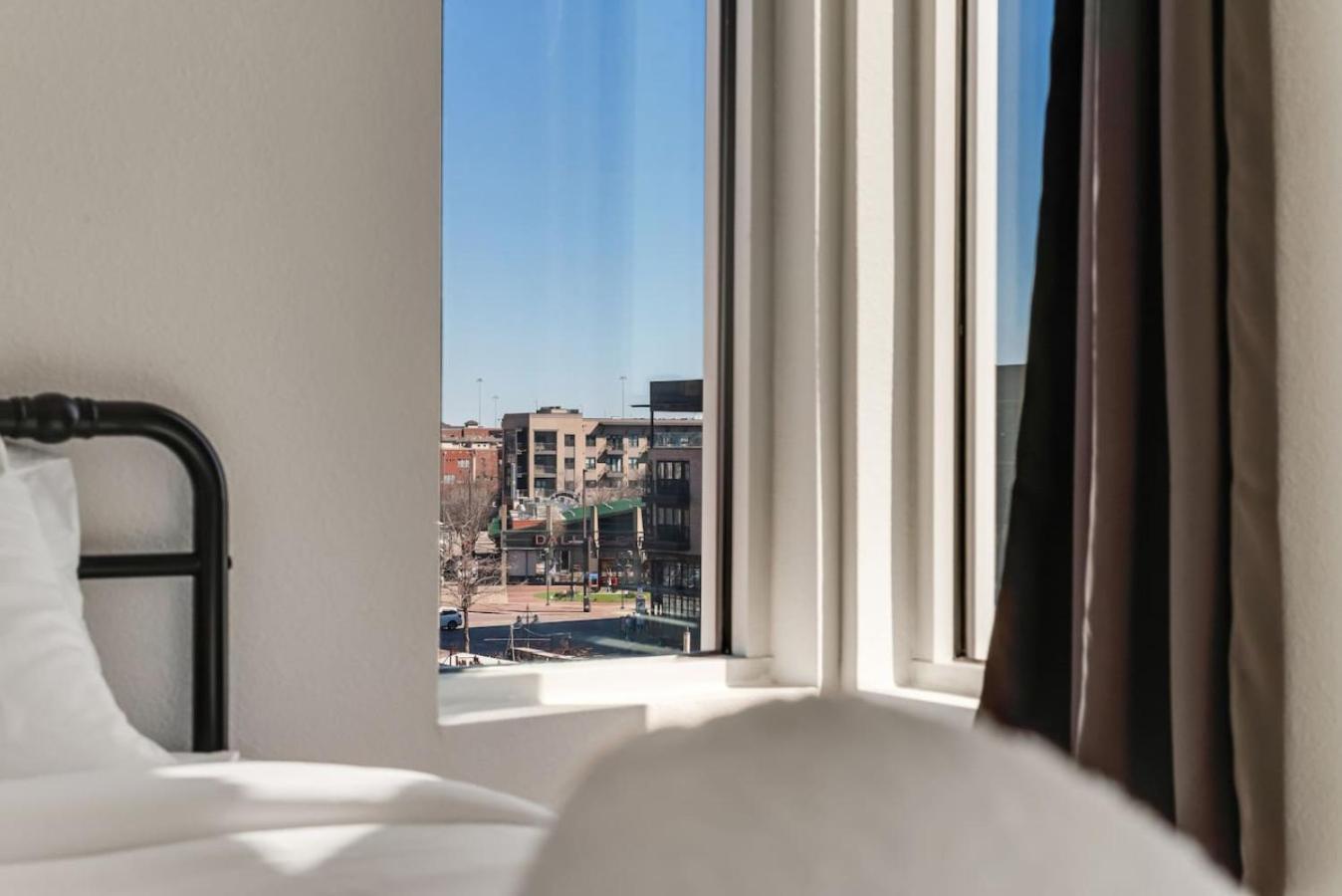 Skyline 2br I Free Parking I King Bed I Workspace *
