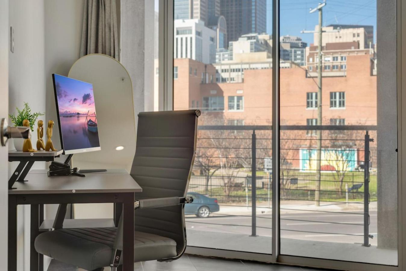 Urban 2br I Parking I King Bed I Workspace Apartment