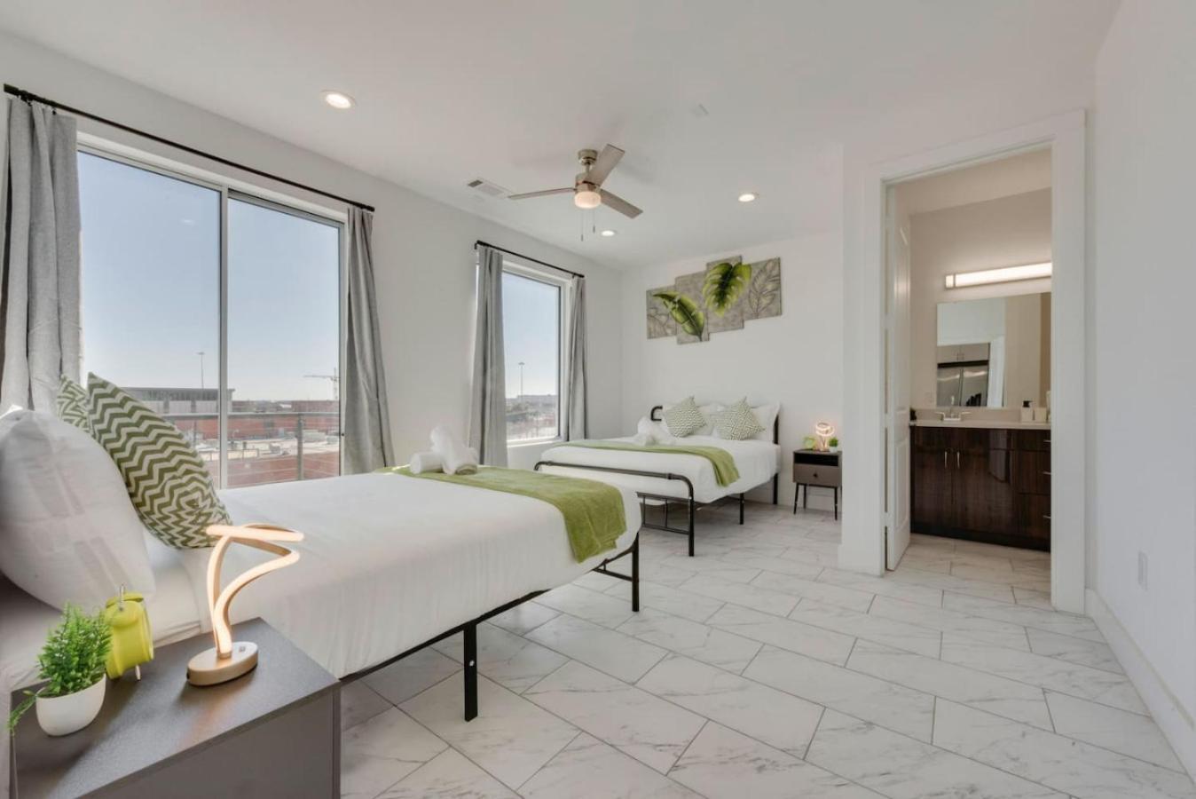 Lights 2br I Parking I King Bed I Workspace Dallas