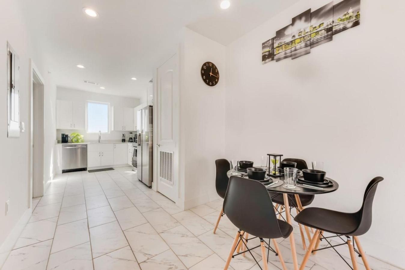 Skyline 2br I Free Parking I King Bed I Workspace Apartment *