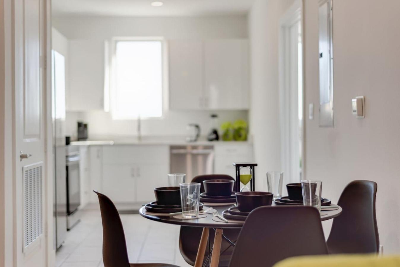 Lights 2br I Parking I King Bed I Workspace Dallas