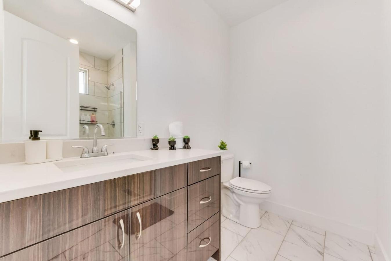 Skyline 2br I Free Parking I King Bed I Workspace Apartment *