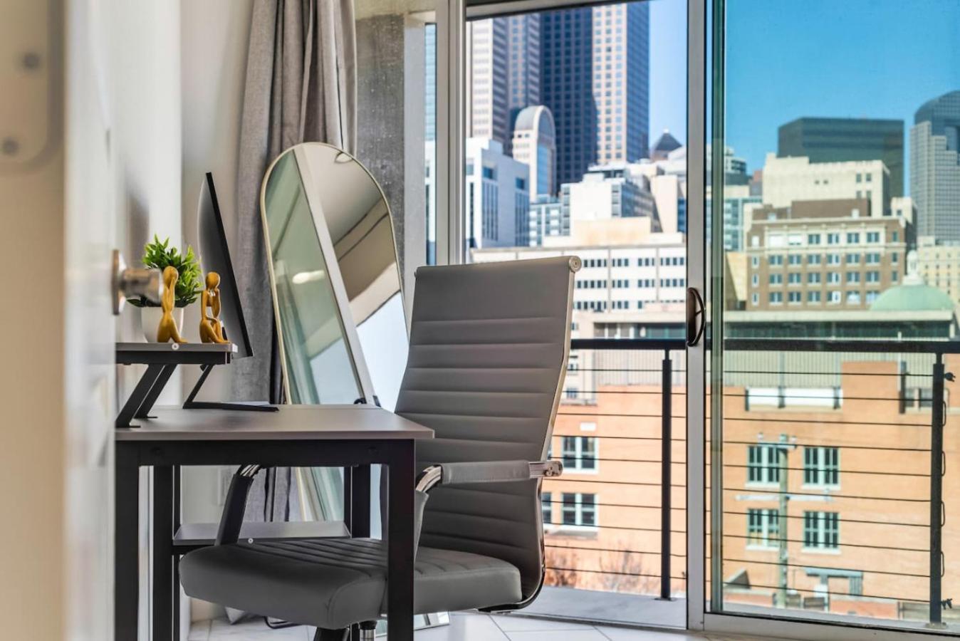 Cityscape 2br I Parking I King Bed I Workspace Apartment