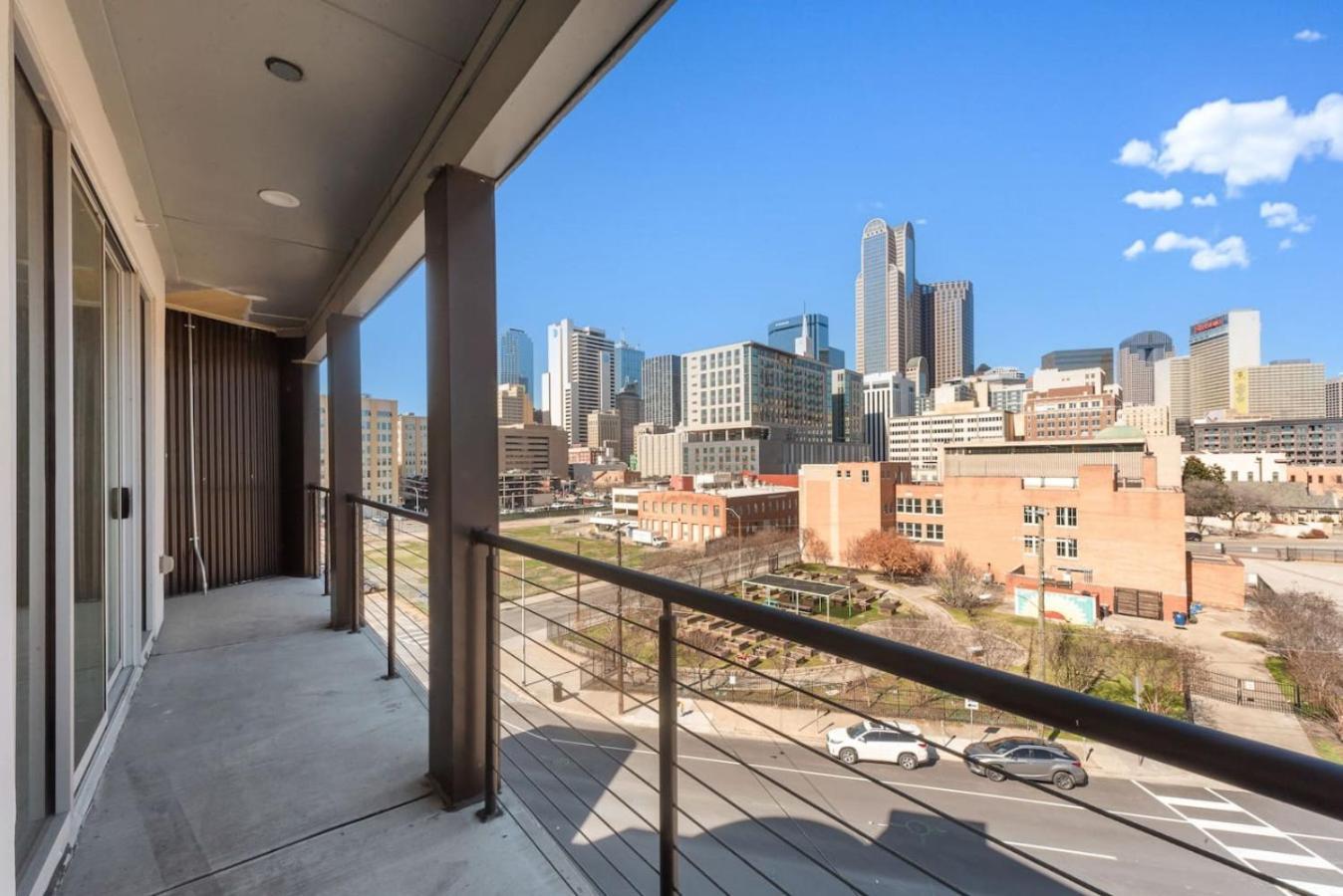 Cityscape 2br I Parking I King Bed I Workspace Apartment *