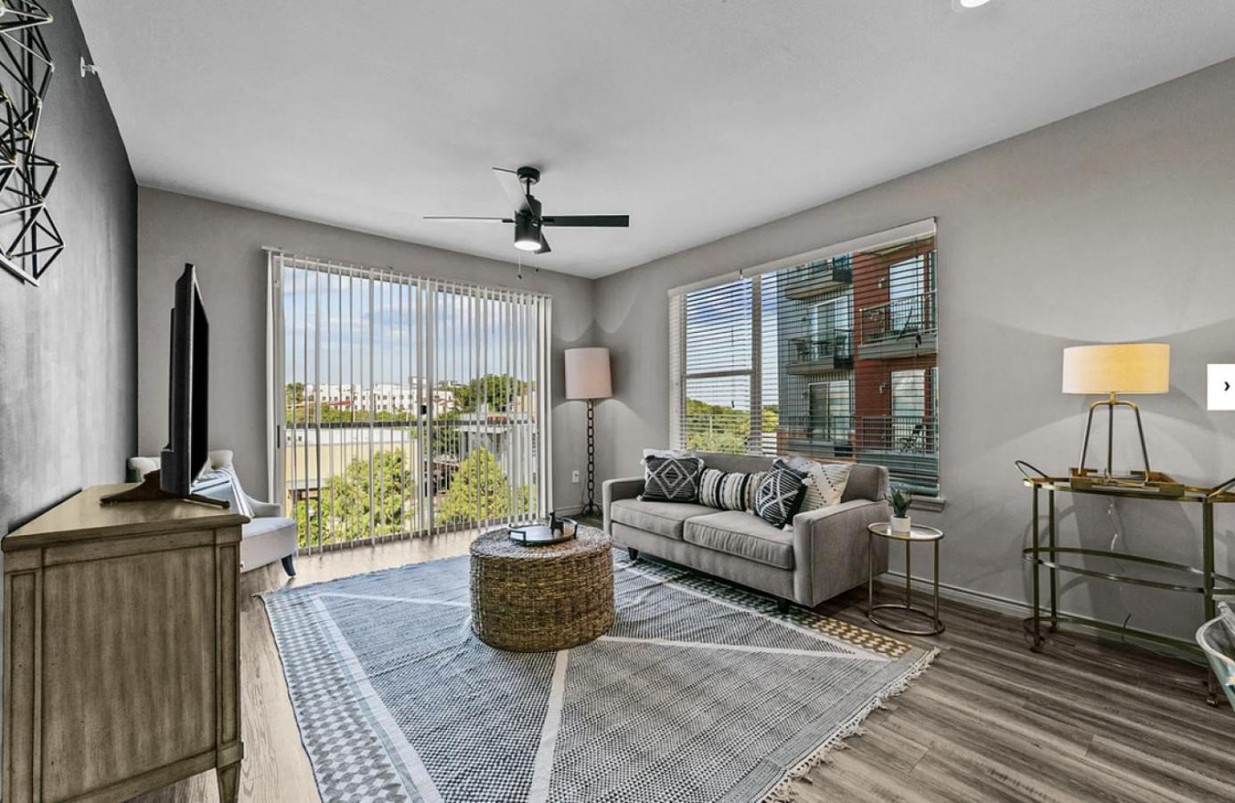 Landing At Lofts At Sylvan Thirty - 2 Bedrooms In West Apartment Dallas