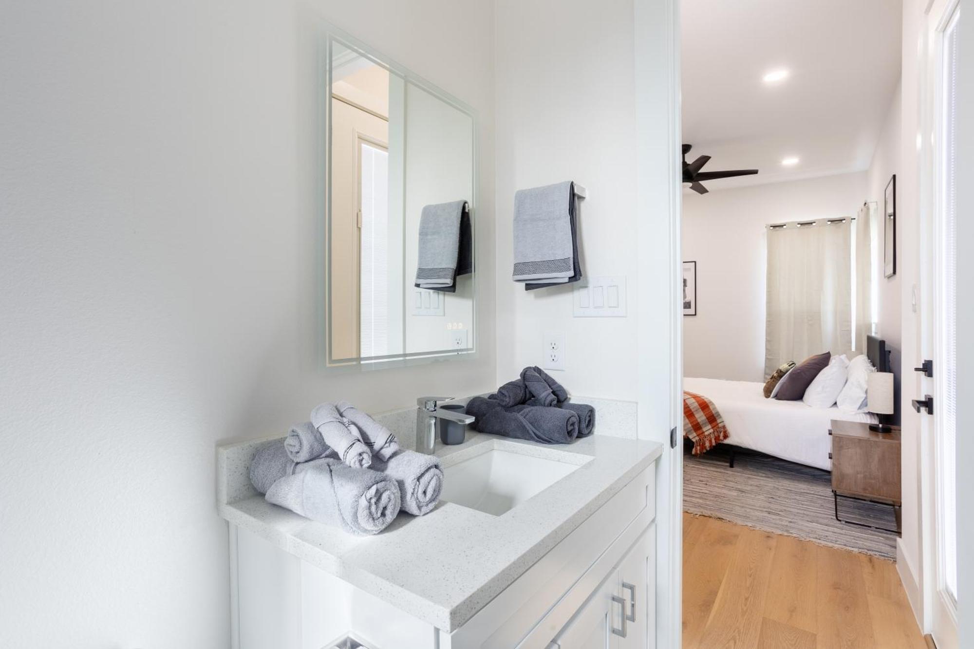 Apartment Modern 4br Townhome With Rooftop *