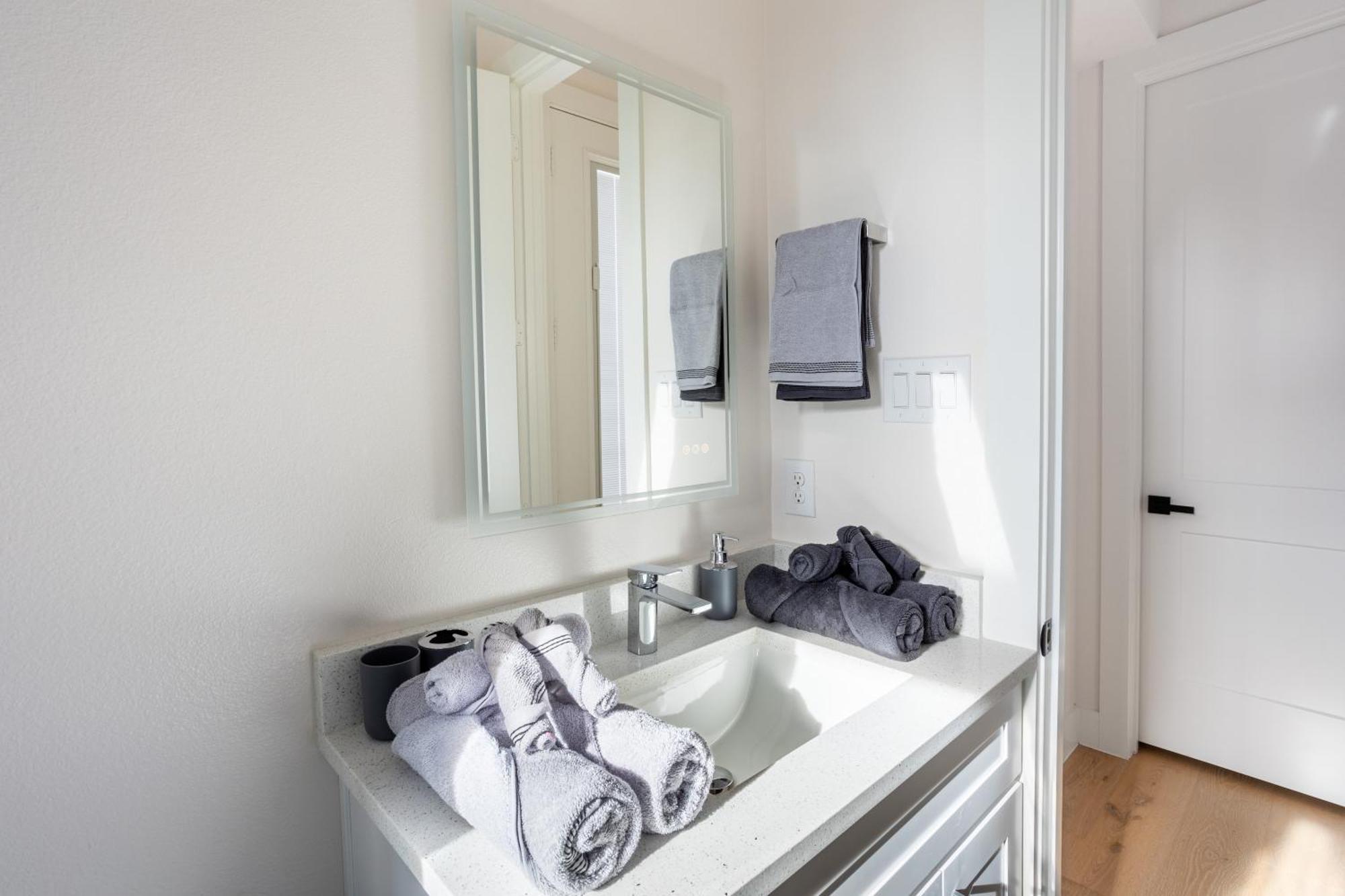 Modern 4br Townhome With Rooftop *