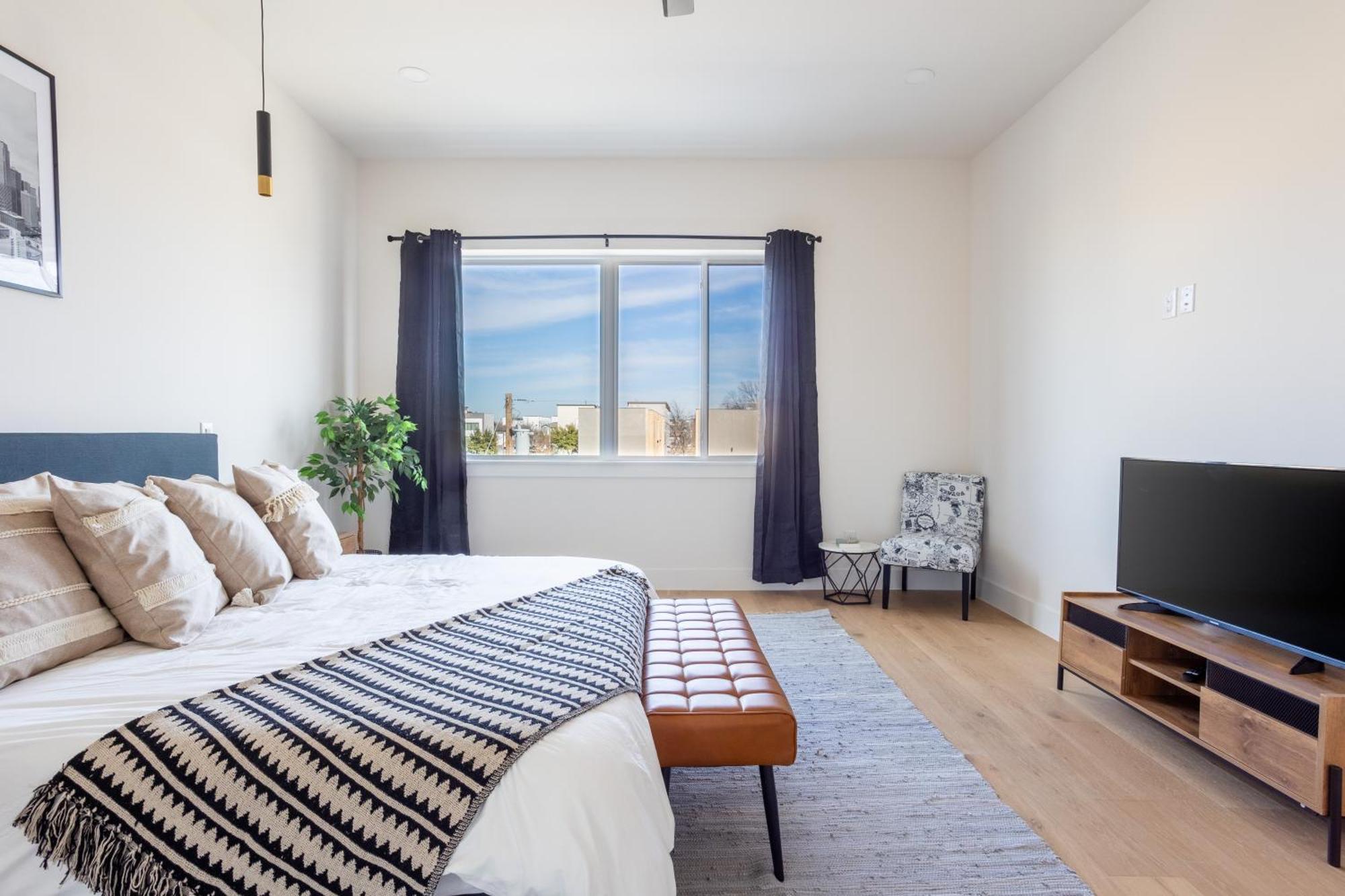 Modern 4br Townhome With Rooftop Apartment