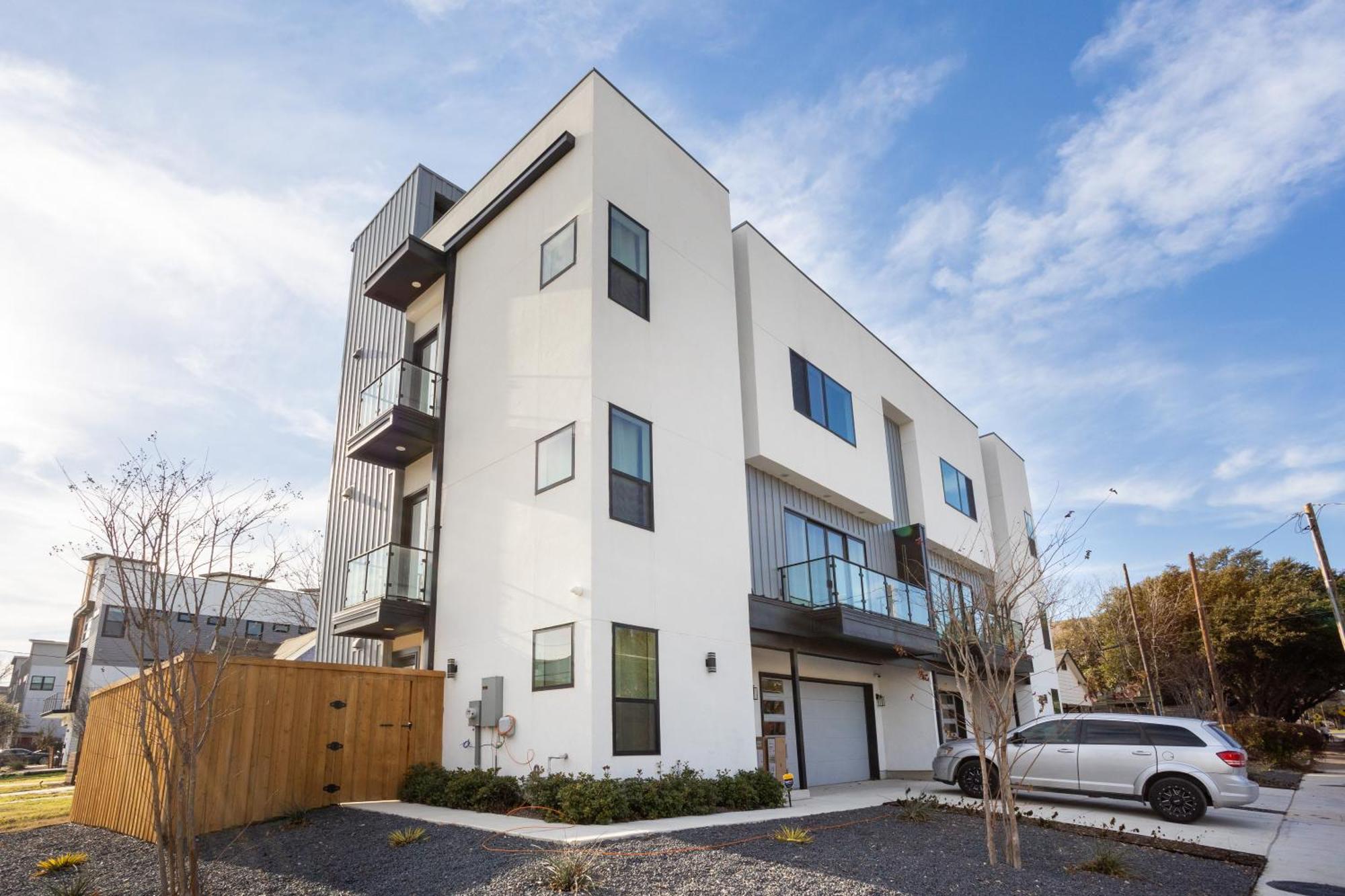 Modern 4br Townhome With Rooftop Dallas