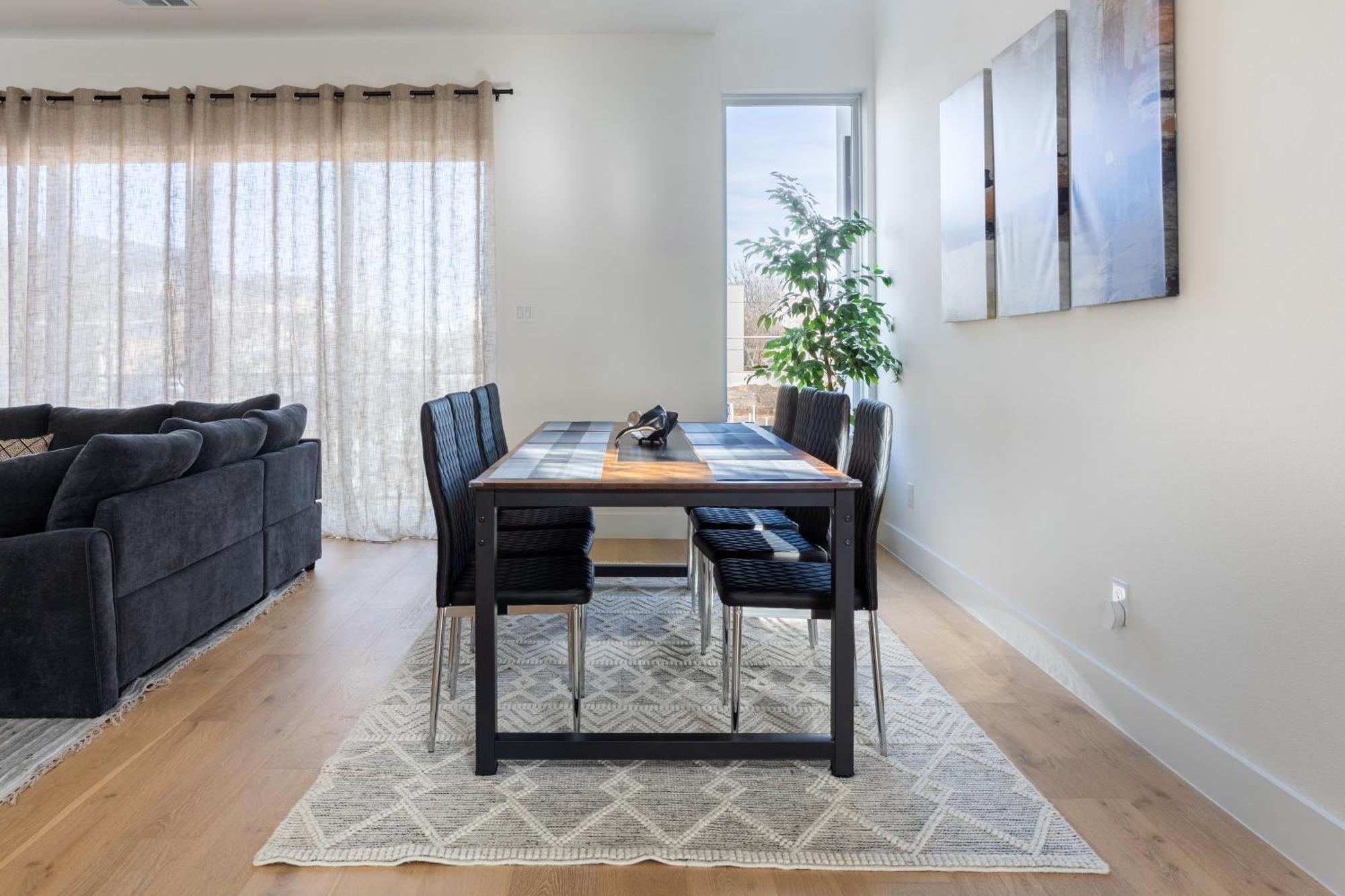 Modern 4br Townhome With Rooftop