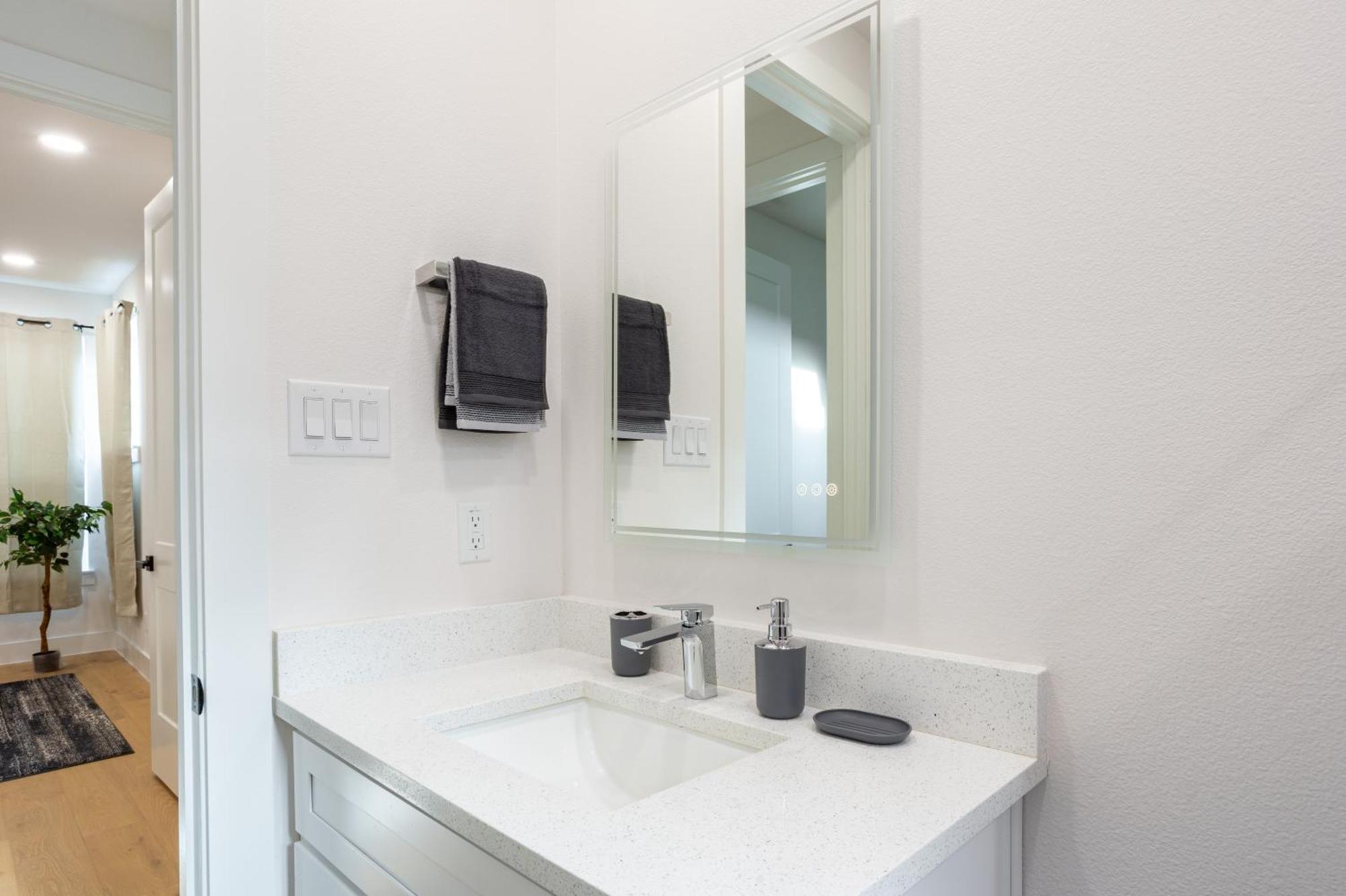 Modern 4br Townhome With Rooftop Apartment *