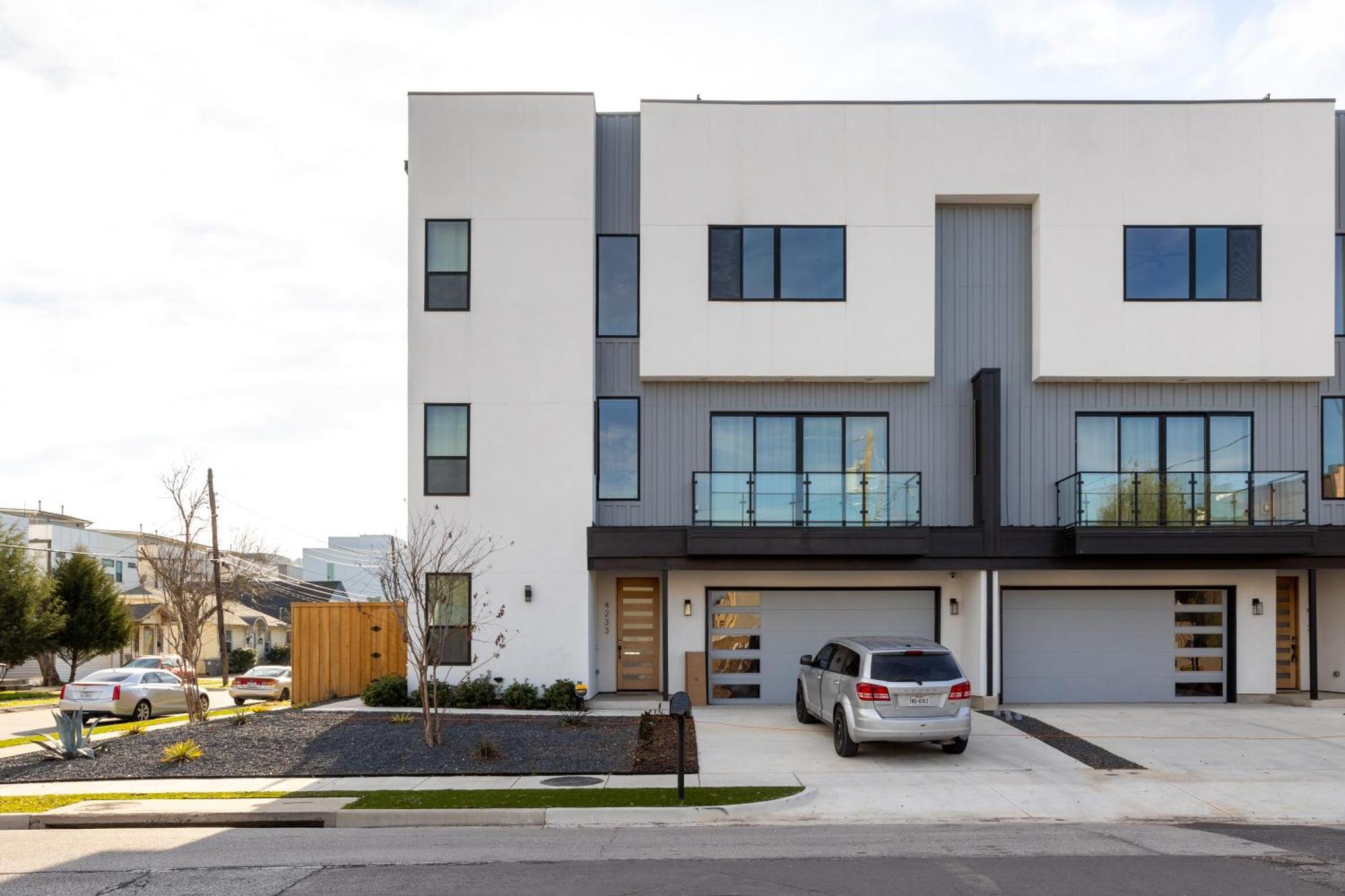 Modern 4br Townhome With Rooftop * Dallas