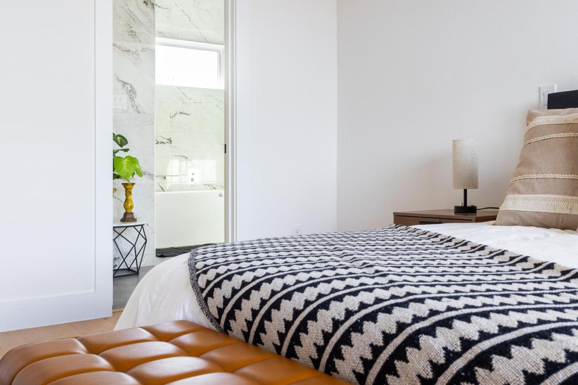 Modern 4br Townhome With Rooftop Apartment *