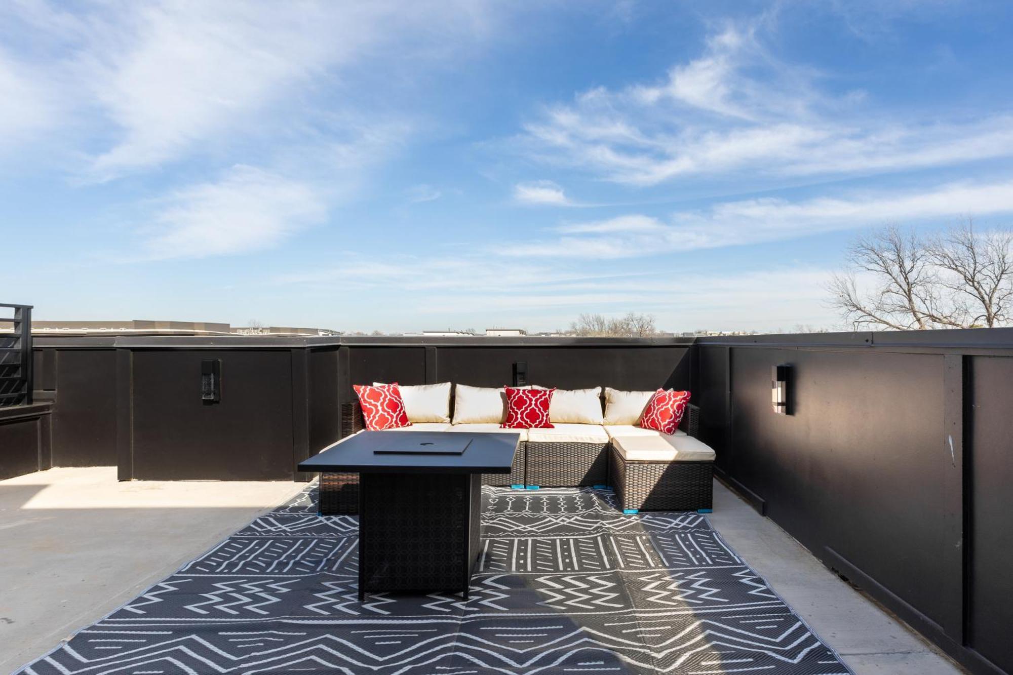 Modern 4br Townhome With Rooftop