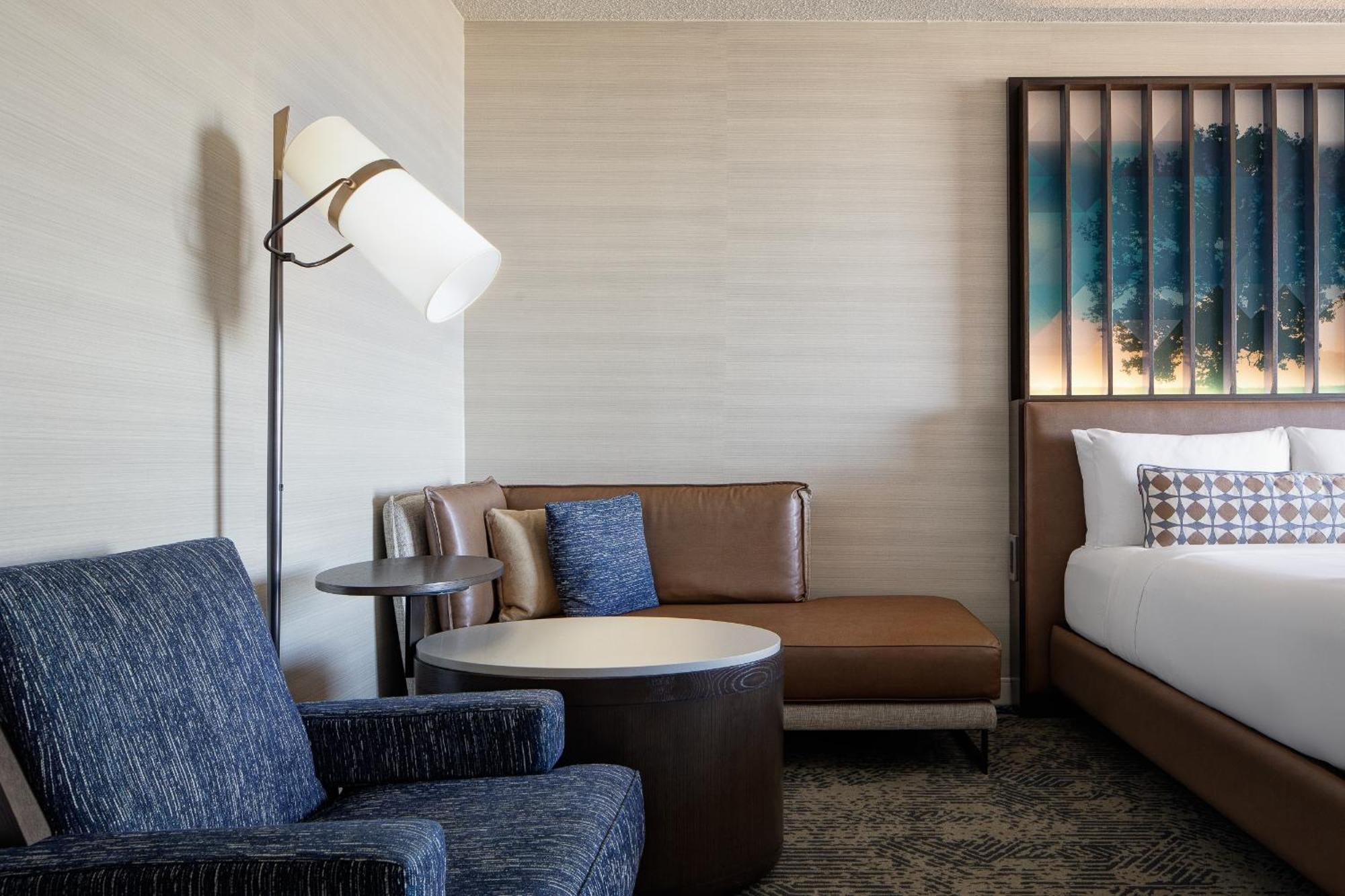 Renaissance Hotel 4*