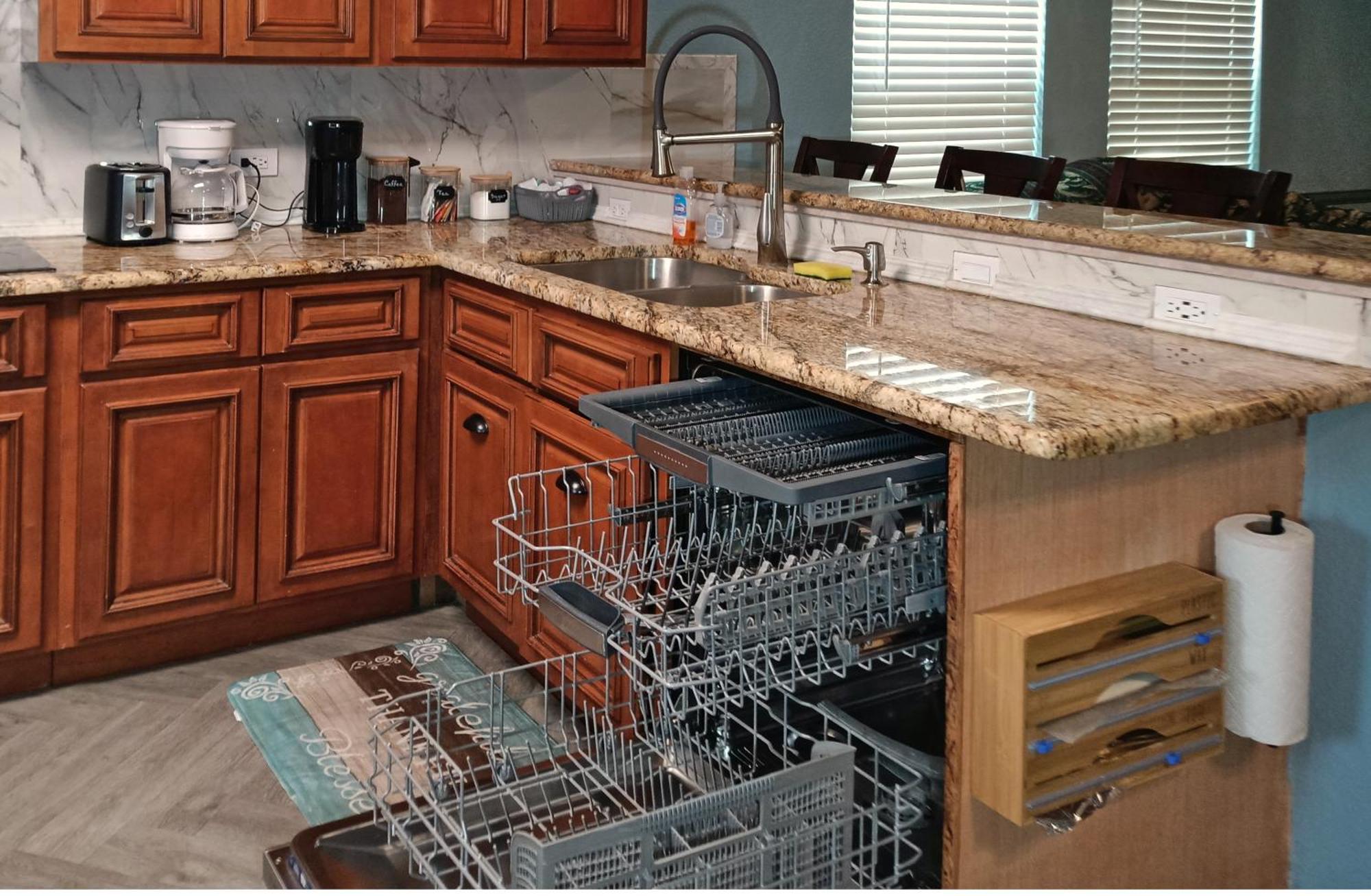 Fantastic Family And Friend Getaway - King Beds, Game Room, Gym, Fast Wifi, And Private Parking
