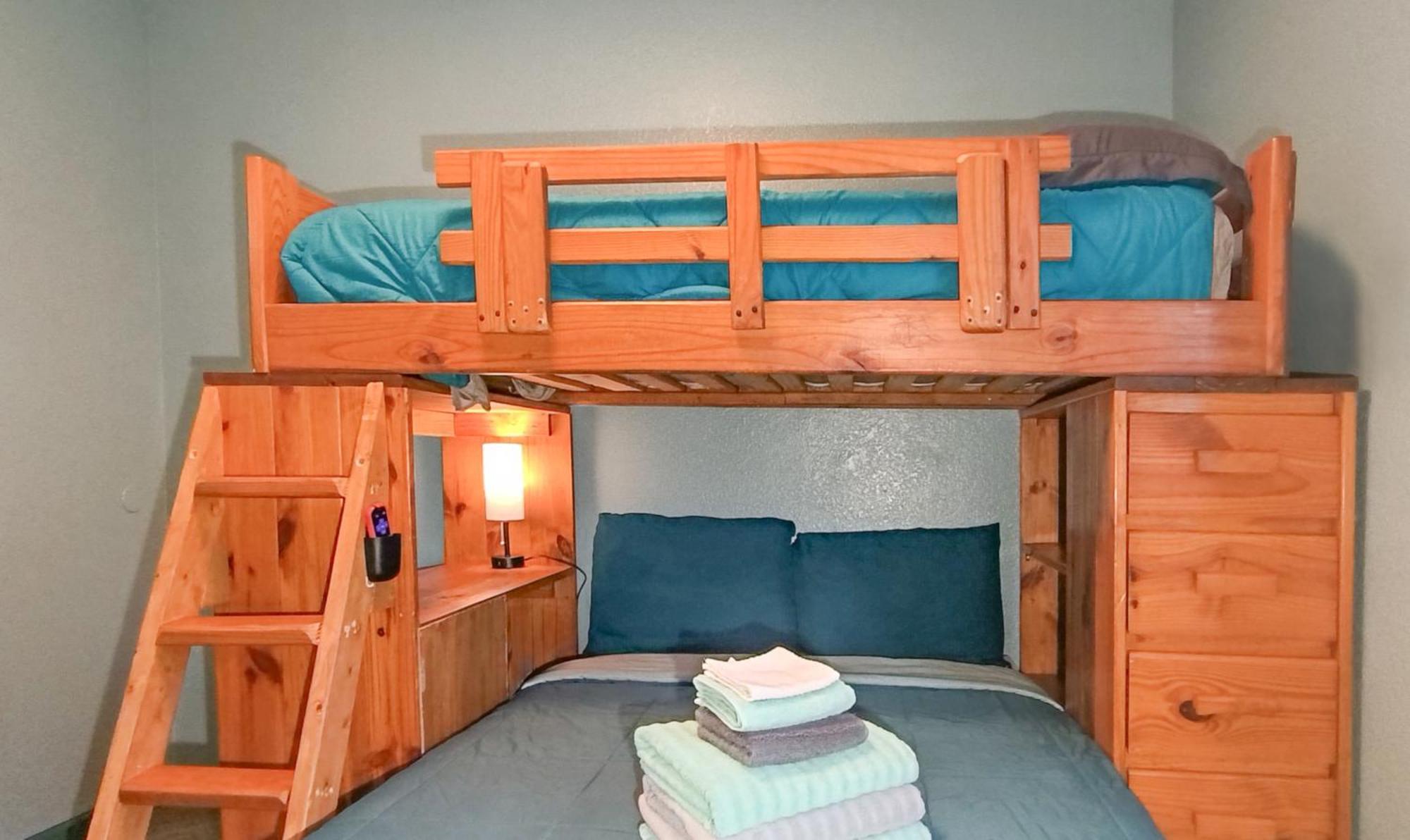 Fantastic Family And Friend Getaway - King Beds, Game Room, Gym, Fast Wifi, And Private Parking Holiday home *