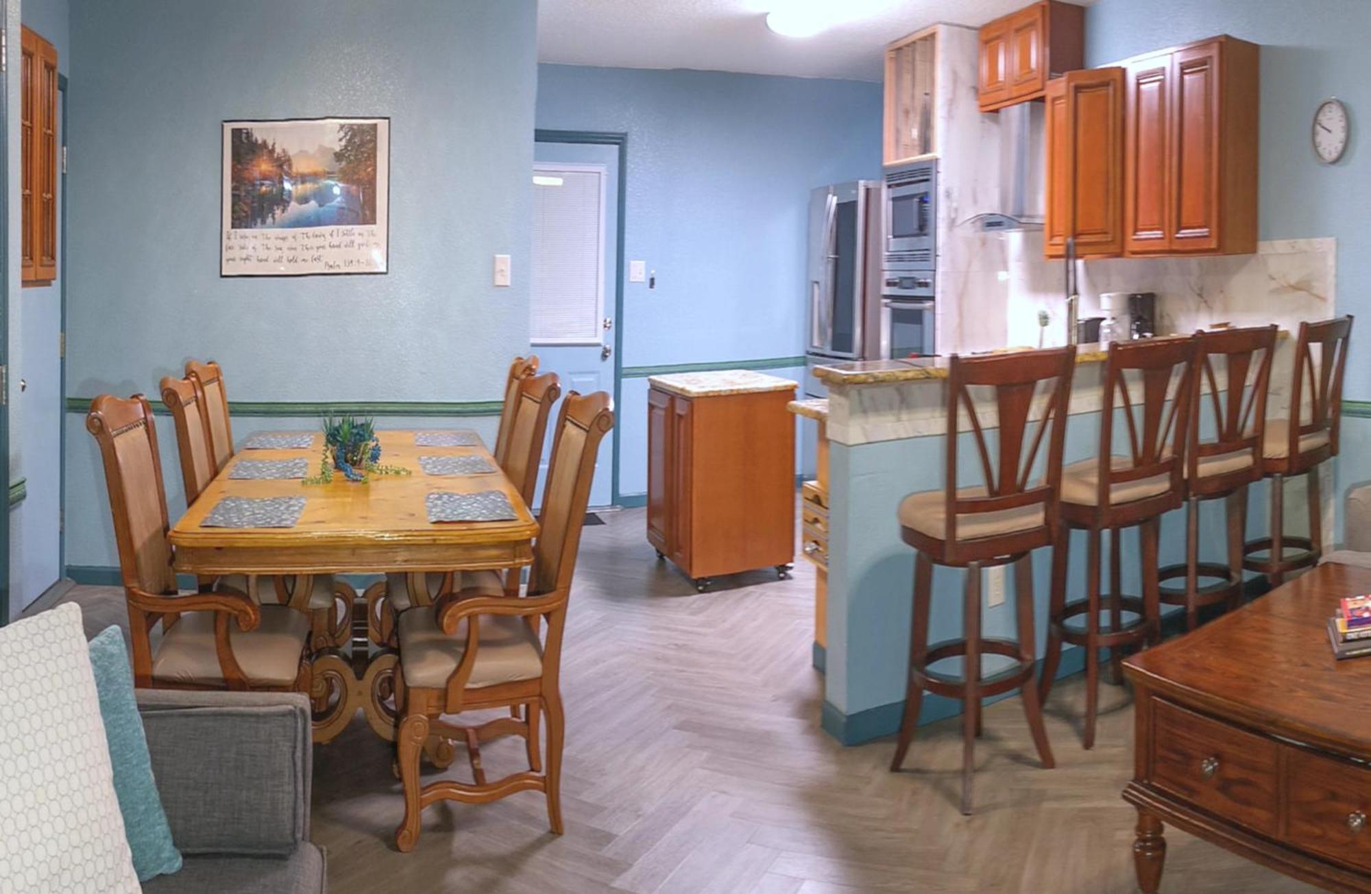 Fantastic Family And Friend Getaway - King Beds, Game Room, Gym, Fast Wifi, And Private Parking Holiday home