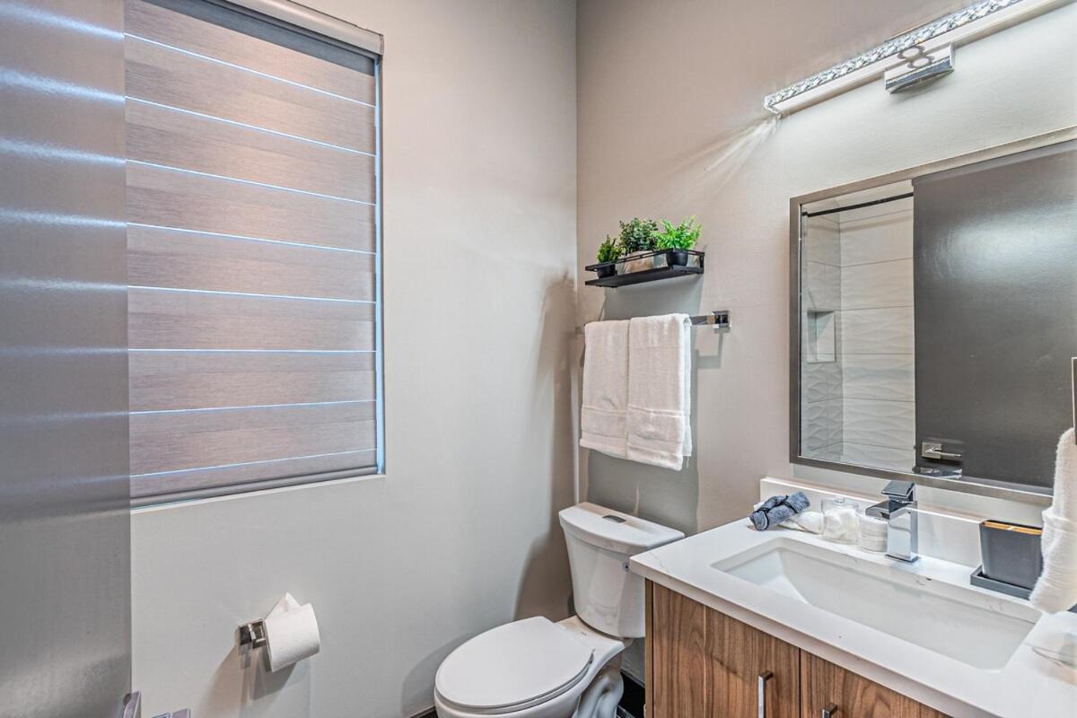 Villa Oak Lawn Luxury - Hot Tub & Arcade